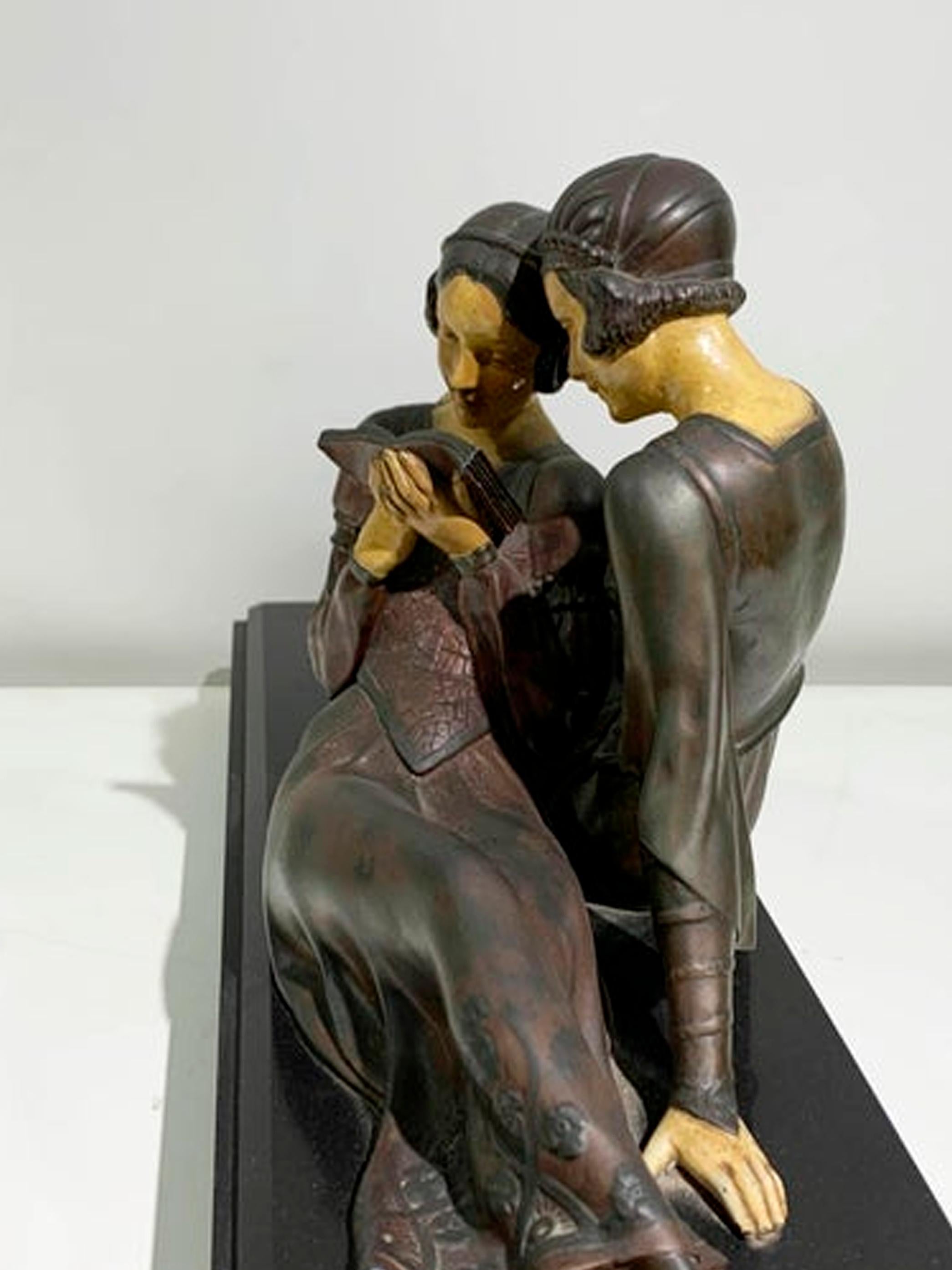 Femmes au livre Art-déco-Skulptur von Femmes, signiert Godard, um 1920 (Marmor) im Angebot