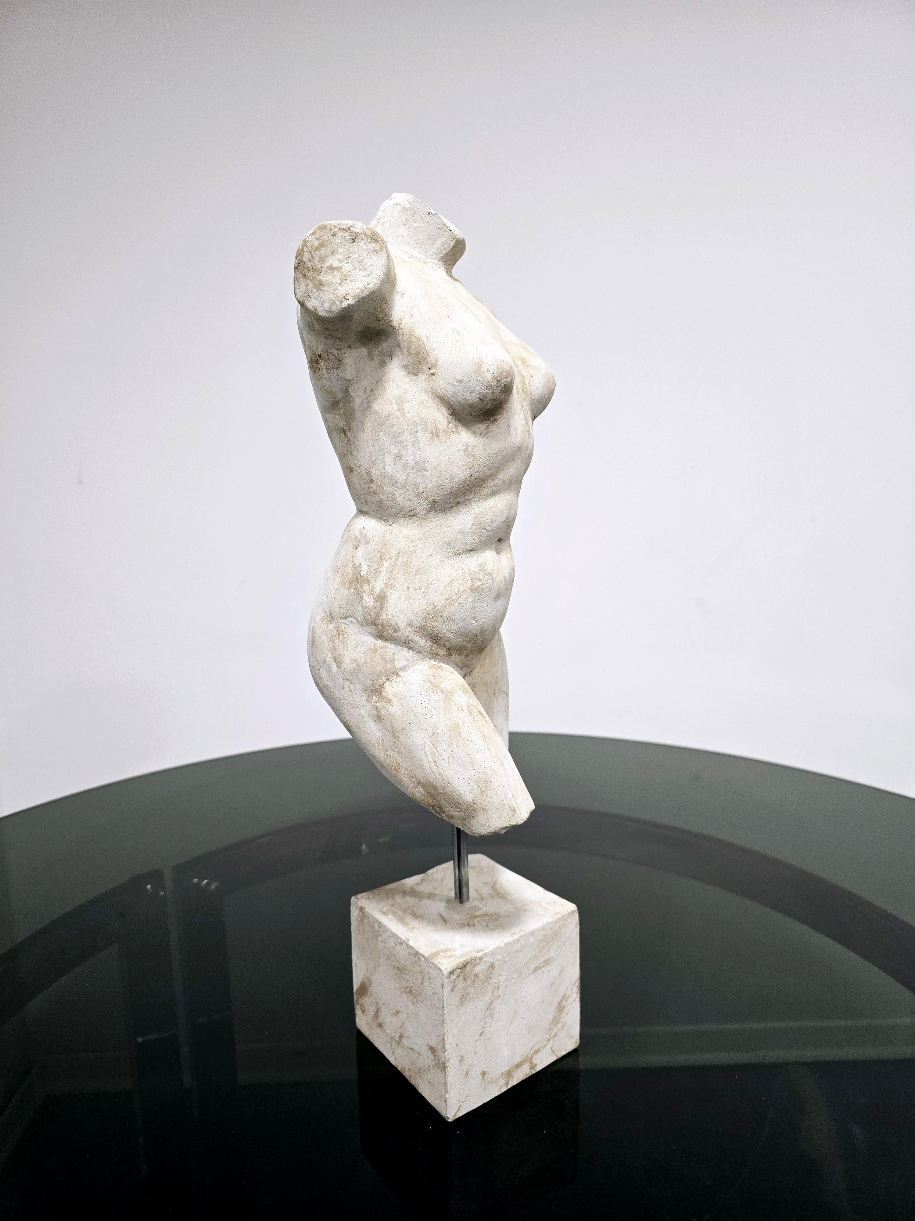 Intonaco Scultura di torso femminile in vendita