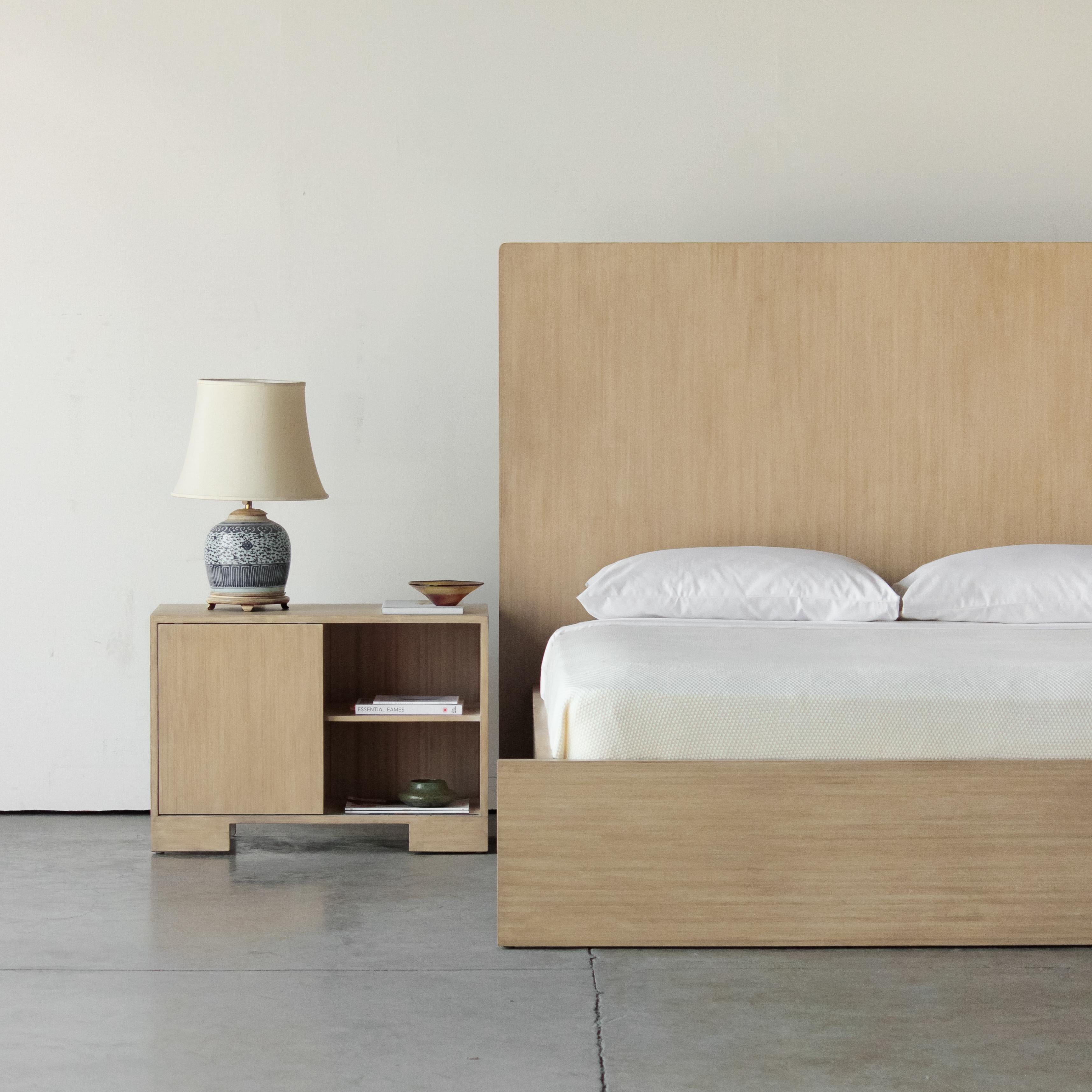 Das Fen Plank Bed bietet klare Linien und eine minimale Silhouette. Die aus massivem Bambus gefertigten Bretter sind zu einem ruhigen und erholsamen Mittelpunkt des Schlafzimmers zusammengefügt. Erhältlich in den Größen Queen und King.

Die Fen