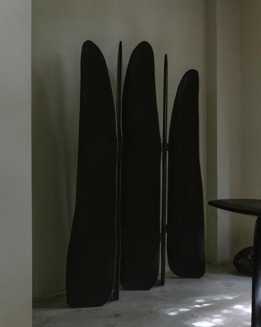 Struttura simile a un recinto, paravento contemporaneo in legno di frassino nero laccato alto di kar in vendita 7
