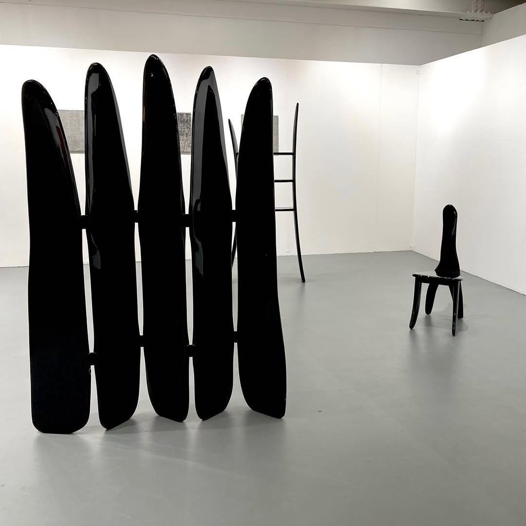 Struttura simile a un recinto, paravento contemporaneo in legno di frassino nero laccato alto di kar in vendita 6