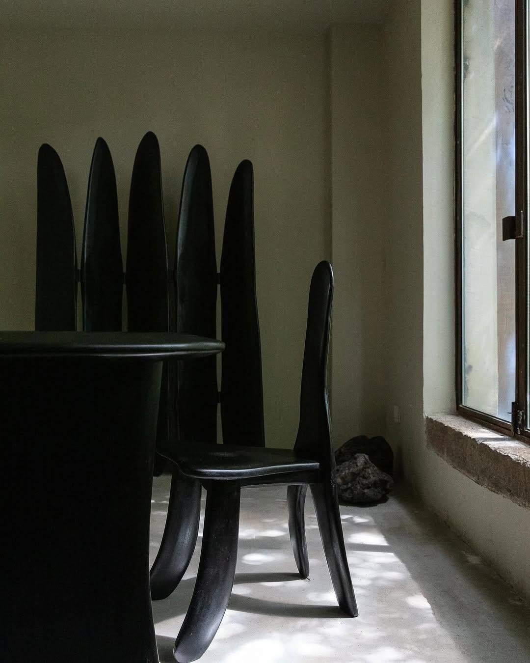 Struttura simile a un recinto, paravento contemporaneo in legno di frassino nero laccato alto di kar in vendita 8