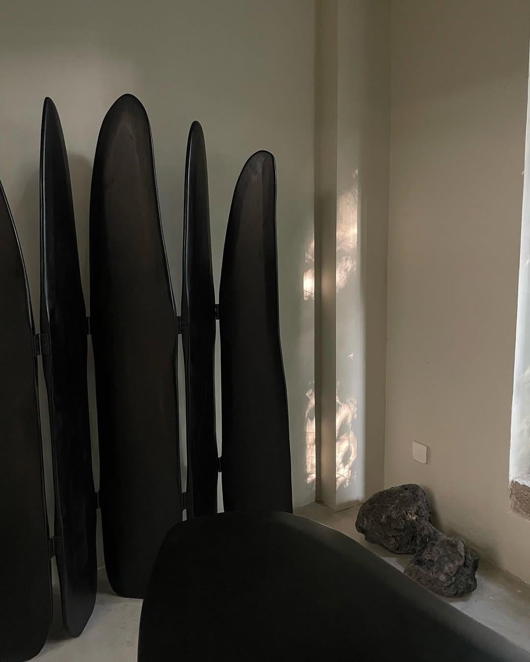 Struttura simile a un recinto, paravento contemporaneo in legno di frassino nero laccato alto di kar in vendita 9