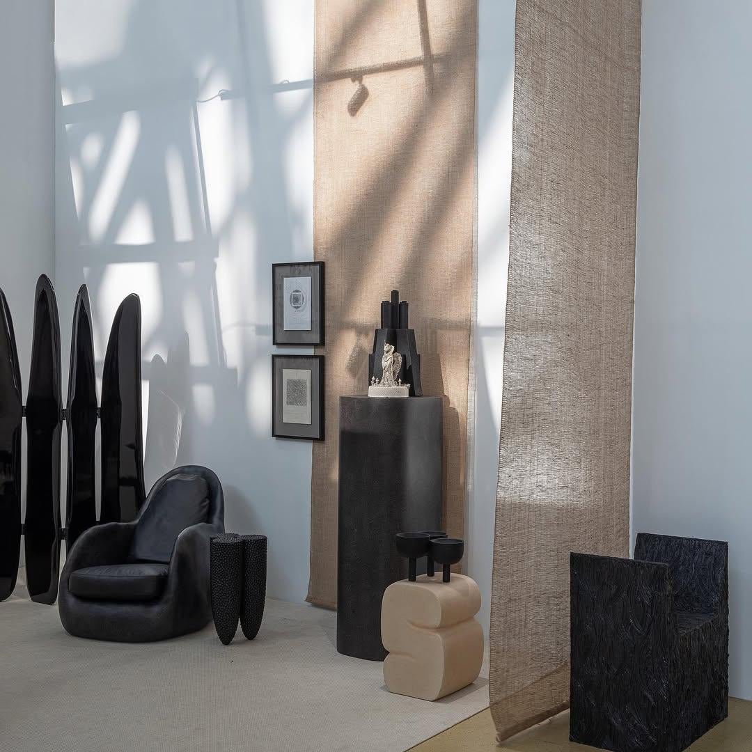 Struttura simile a un recinto, paravento contemporaneo in legno di frassino nero laccato alto di kar in vendita 11