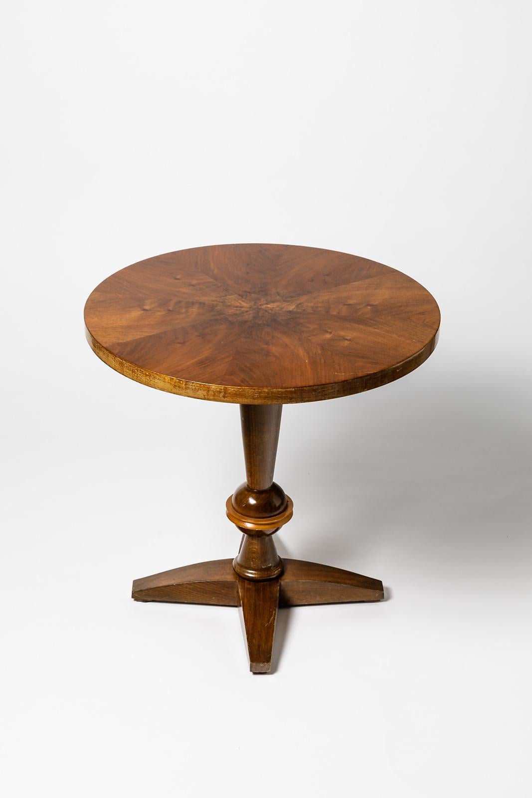 French Art Deco period table

Elegant brown wooden pedestal table realized, circa 1930-1940

In the style of Jean Royère furnitures, original mid-20th century design.

Original good conditions

Measures: Height 54cm, large 54cm.