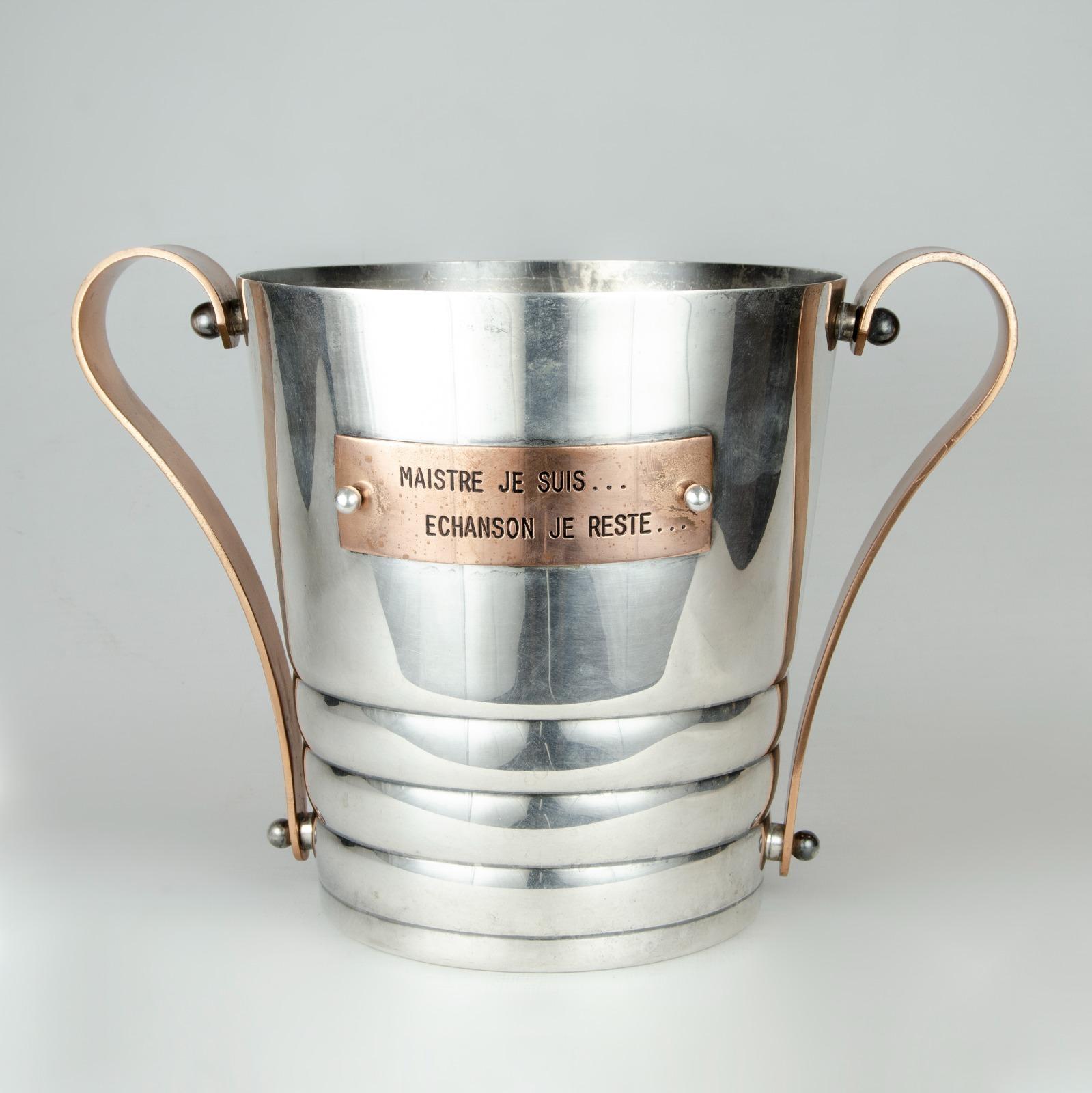                        Fench silver metal and copper champagne bottle

Elegant silver metal champagne bucket with copper antler detail that, in addition to being useful, also adds a touch to your decoration with a modern and industrial style. 
     