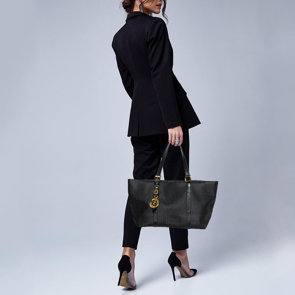 An absolutely delighting everyday bag, this Superstar shopper tote is an offering from Fendi. Crafted from Zucchino coated canvas, the bag features a Fendi charm in gold-tone hardware and dual flat leather handles. The zip-top closure opens to a