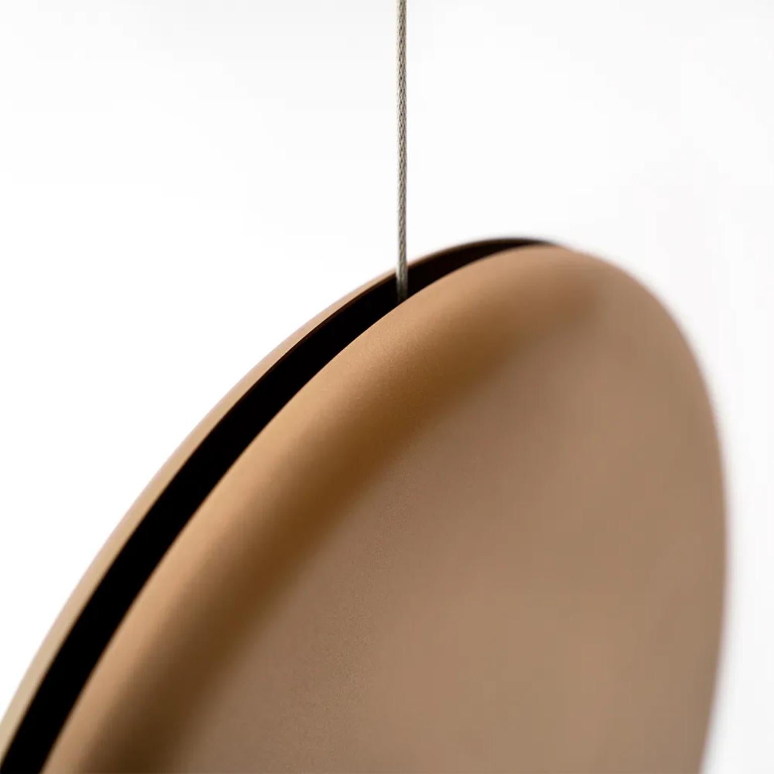Lampada a sospensione Fenda Large di WJ Luminaire
Dimensioni: Ø 40 x H. 500 cm. 
Materiali: Alluminio. 

Disponibile in diverse opzioni di colore del metallo. Disponibile in due diverse dimensioni. La lunghezza del filo è di 500 cm.