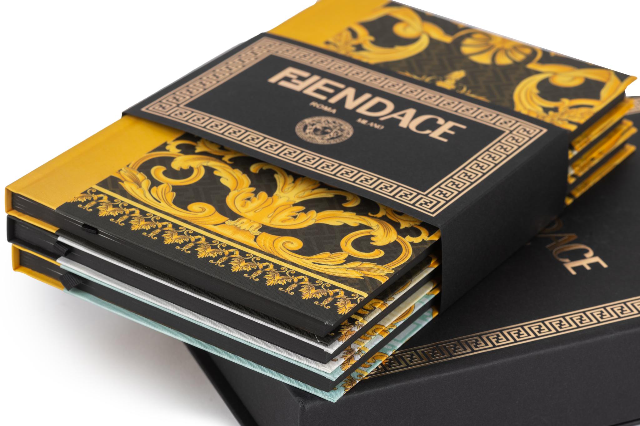 Fendace è un momento unico nella moda, uno scambio di ruoli ispirato dall'amicizia e dal rispetto professionale reciproco, con gli stilisti Kim Jones e Silvia Venturini Fendi che portano la loro prospettiva a Versace e Donatella Versace che rifonde