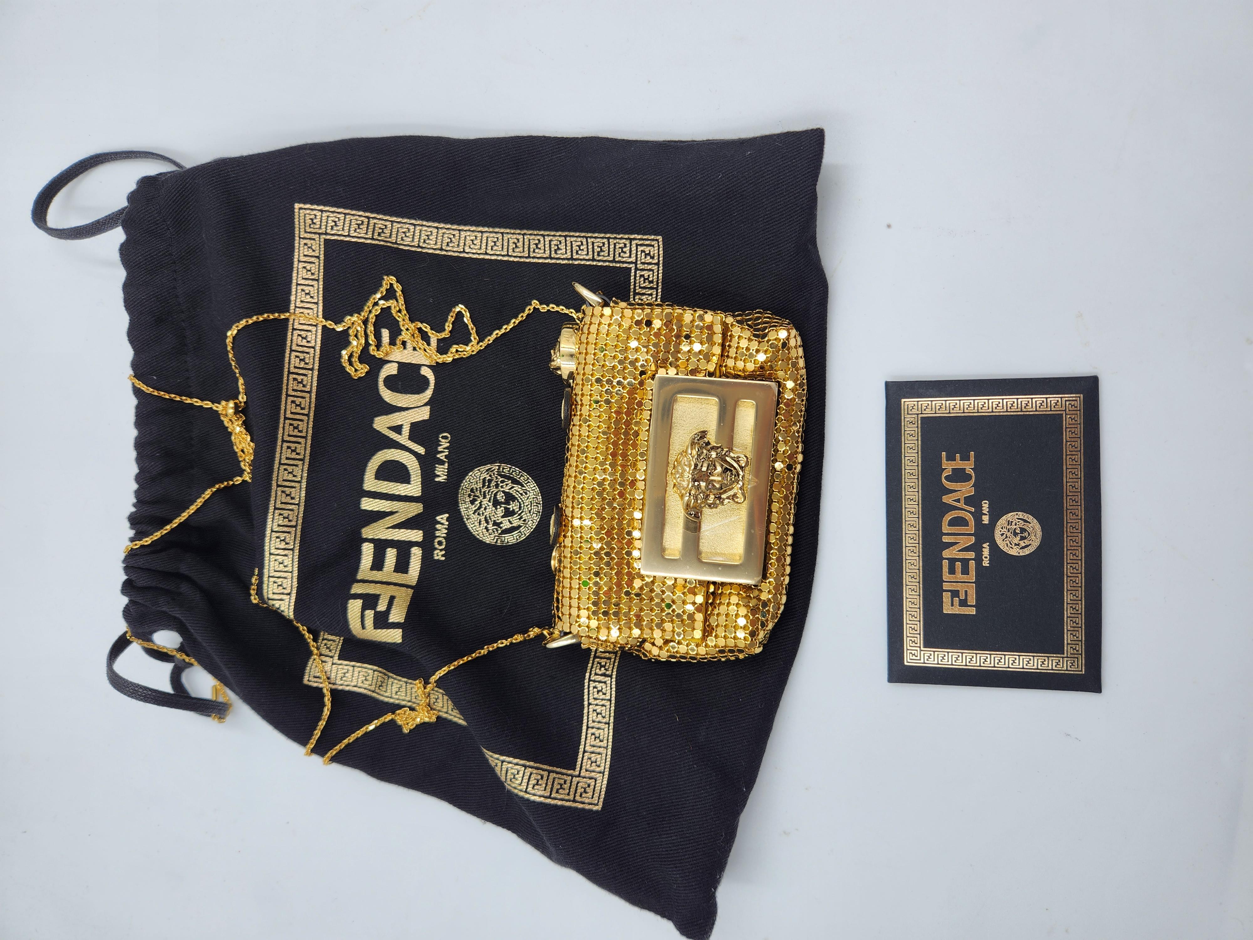 Versace X Fendi Tasche für Sammler, wie man sie von unzähligen Prominenten kennt. Brandneu mit Staubbeutel, vollständiger Satz mit Etiketten,

Merkmal
MATERIAL: Masche, Metall
Farbe: Gold
Zustand: Brandneu
Zeitraum: 2022
Größe:Mini Card Wallet