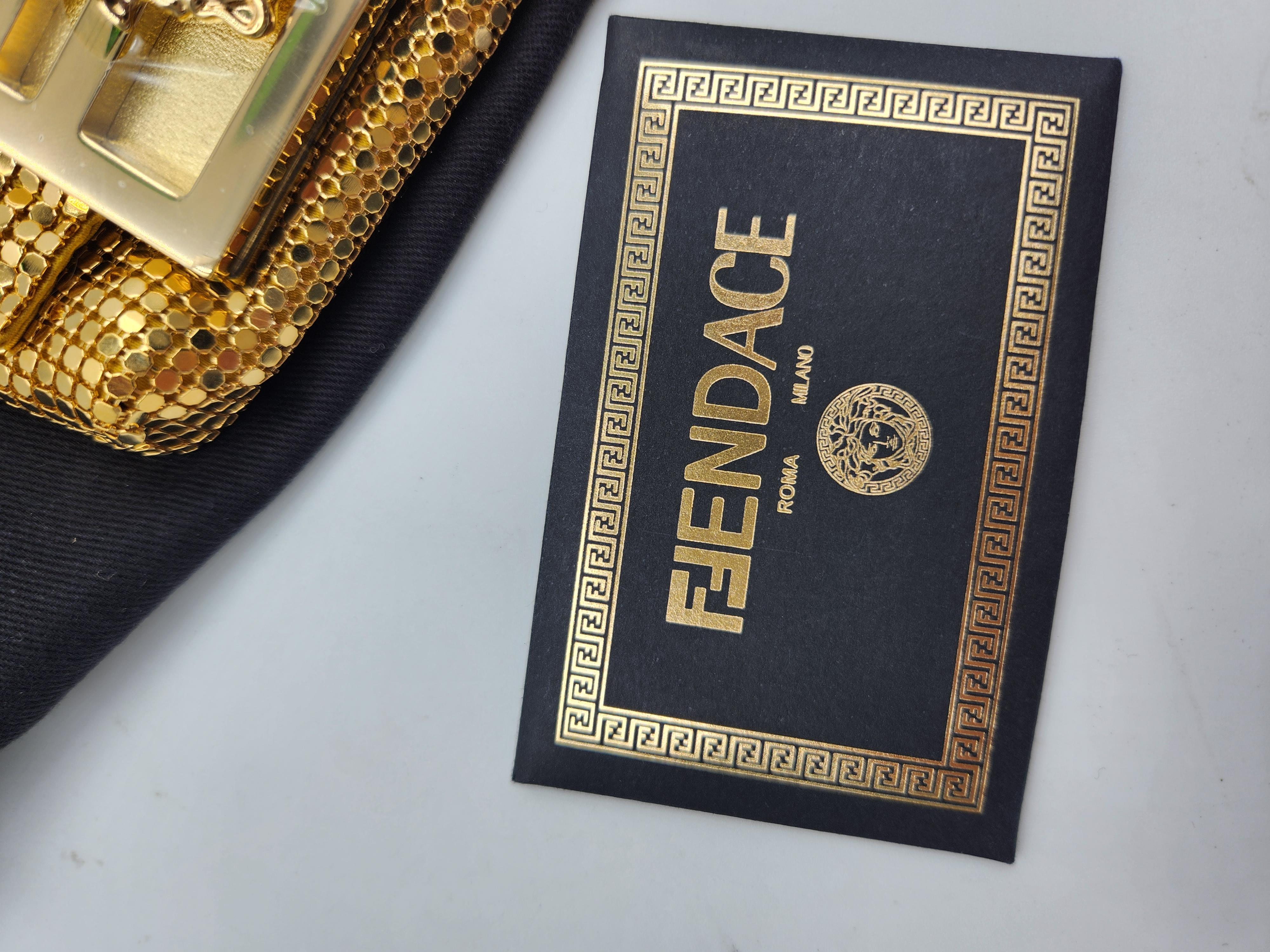 Mini sac baguette Fendi Versace FF Zucca Medusa en maille dorée Bon état - En vente à PUTNEY, NSW