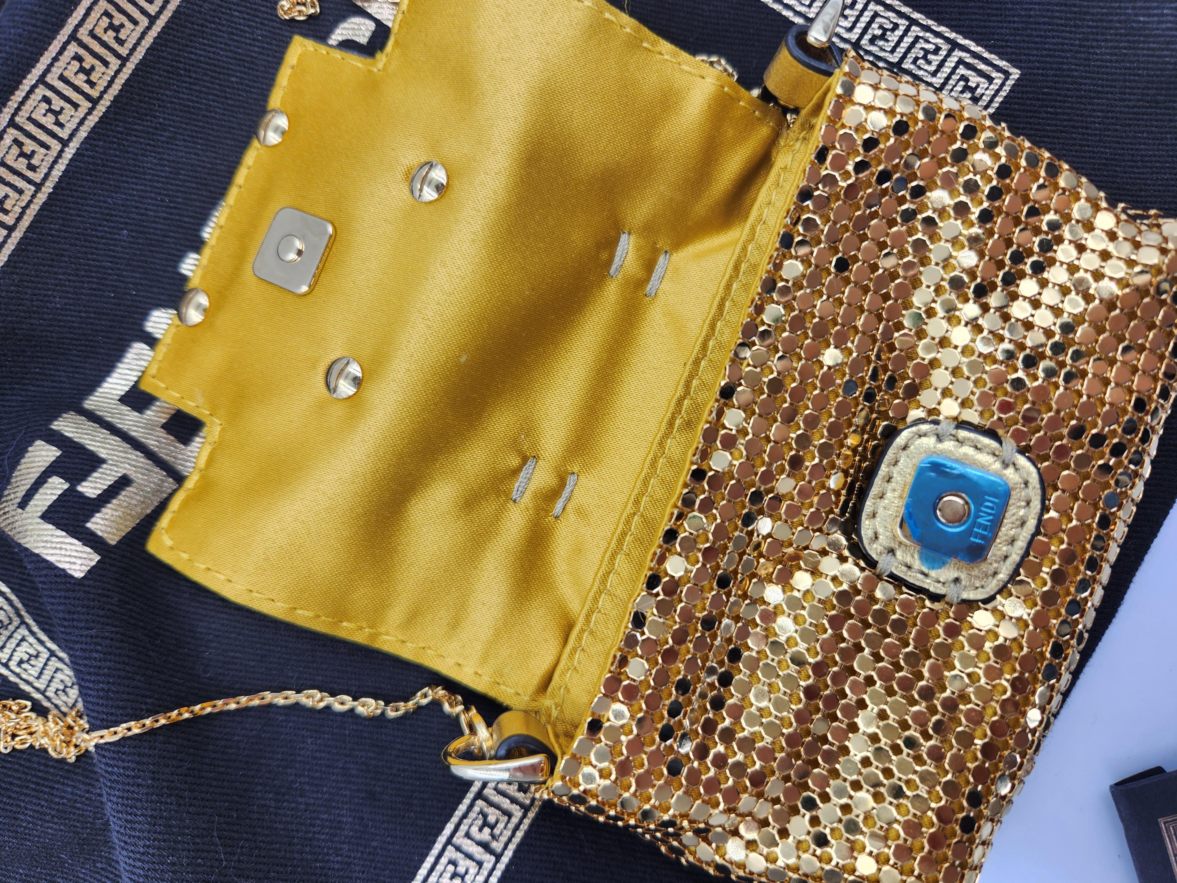 Fendace Gold Medusa Bling Mesh Mini Fendi Versace FF Zucca Baguette Tasche Kette aus Mesh im Zustand „Gut“ im Angebot in PUTNEY, NSW