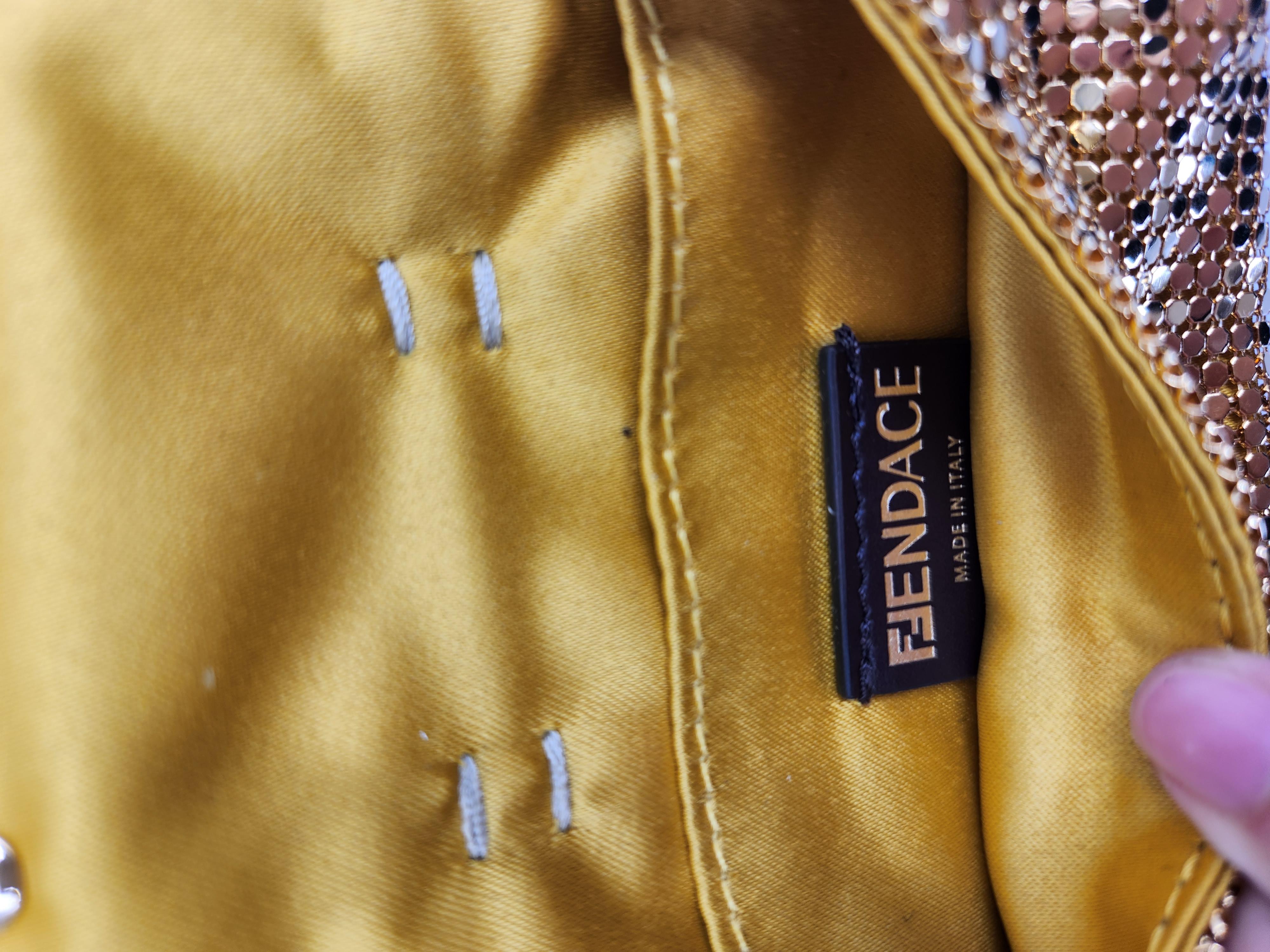 Mini sac baguette Fendi Versace FF Zucca Medusa en maille dorée en vente 1