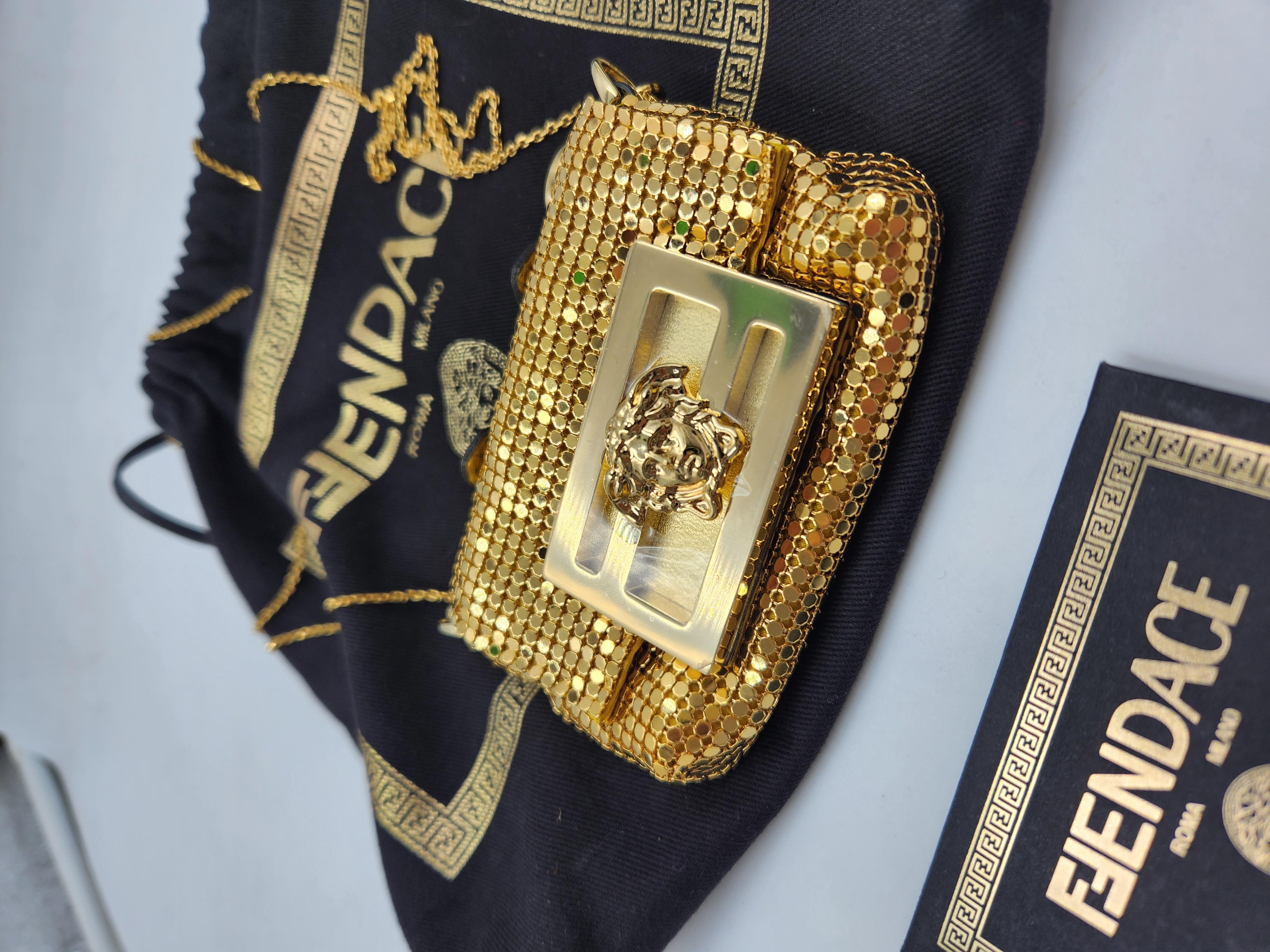 Fendace Gold Medusa Bling Mesh Mini Fendi Versace FF Zucca Baguette Tasche Kette aus Mesh im Angebot 1