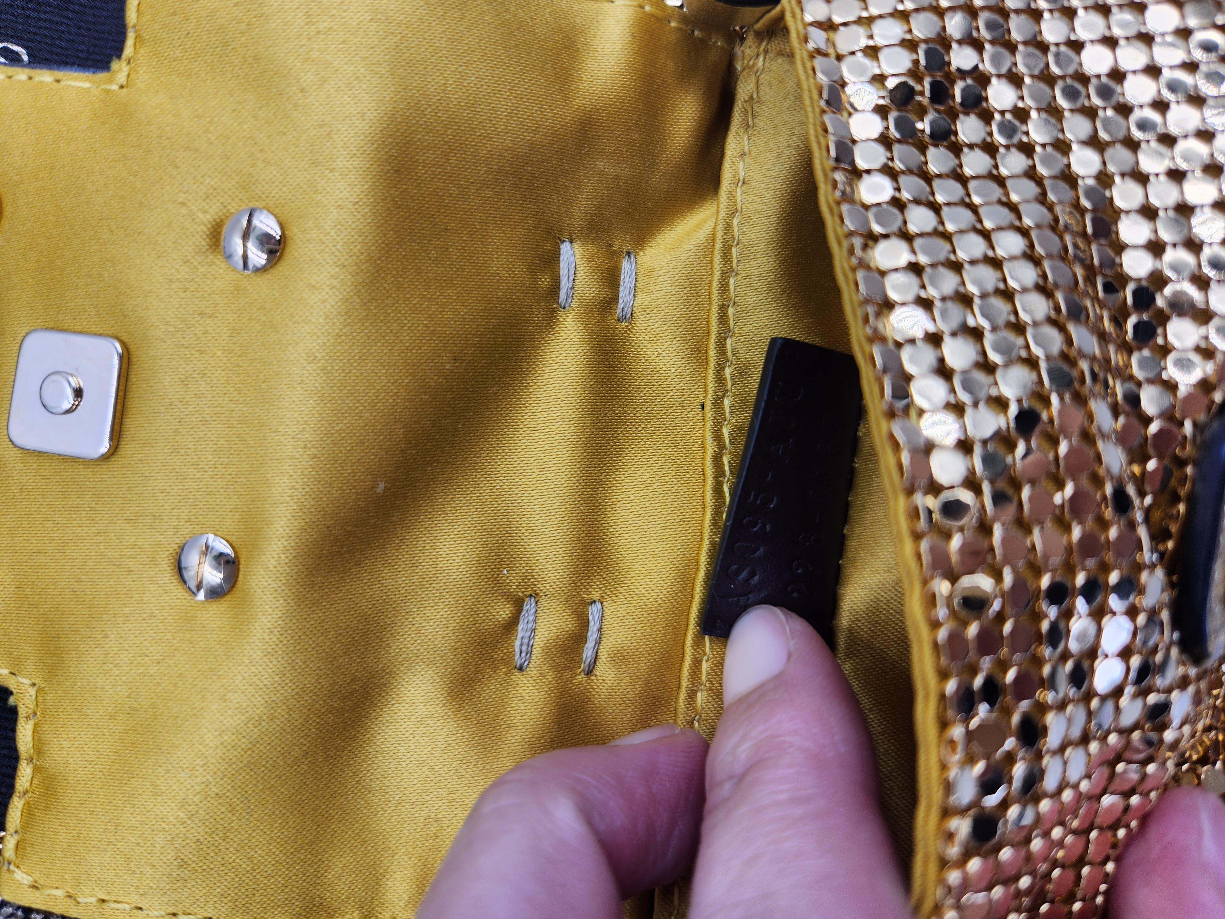 Mini sac baguette Fendi Versace FF Zucca Medusa en maille dorée en vente 3