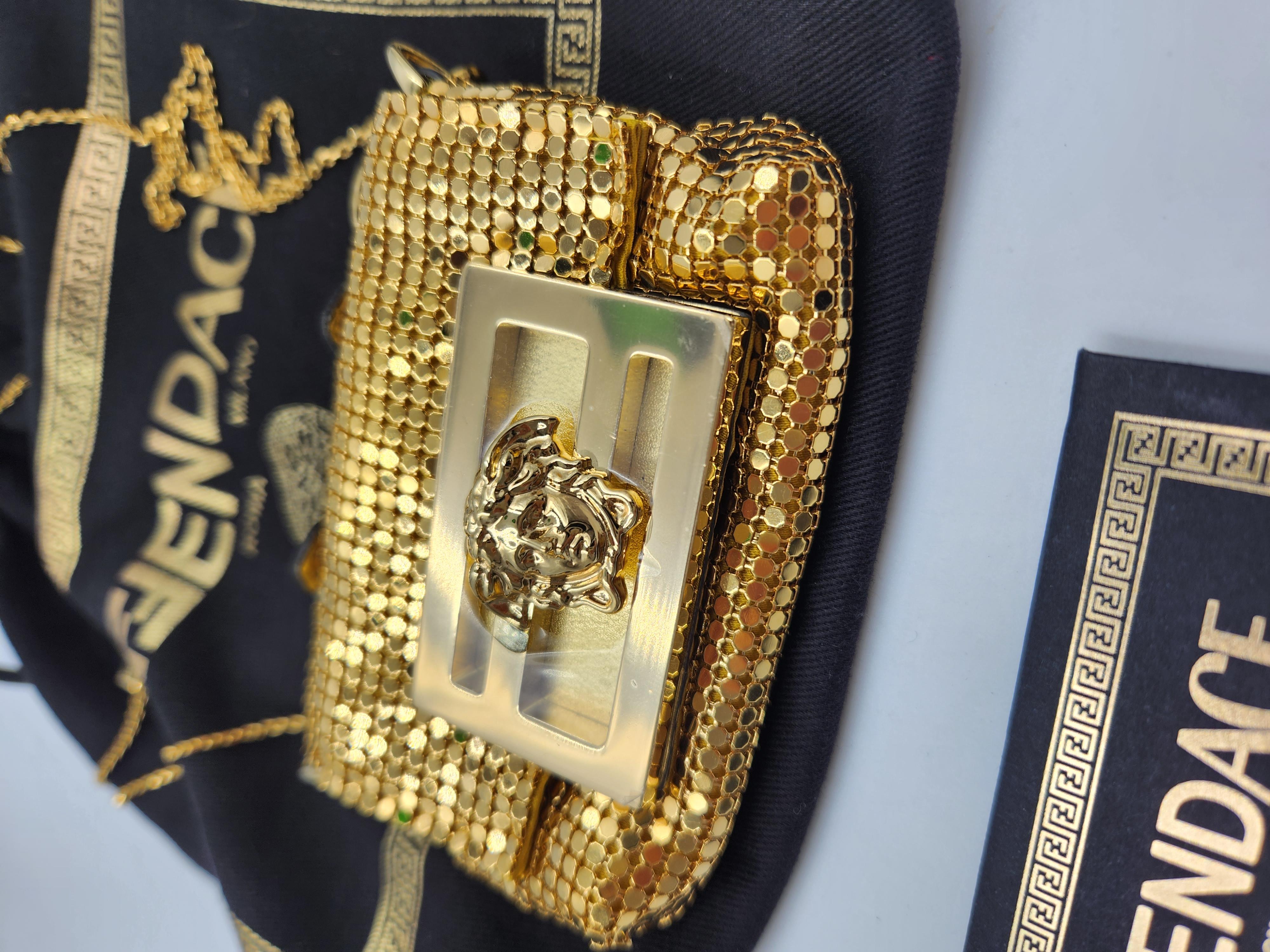 Mini sac baguette Fendi Versace FF Zucca Medusa en maille dorée en vente 4