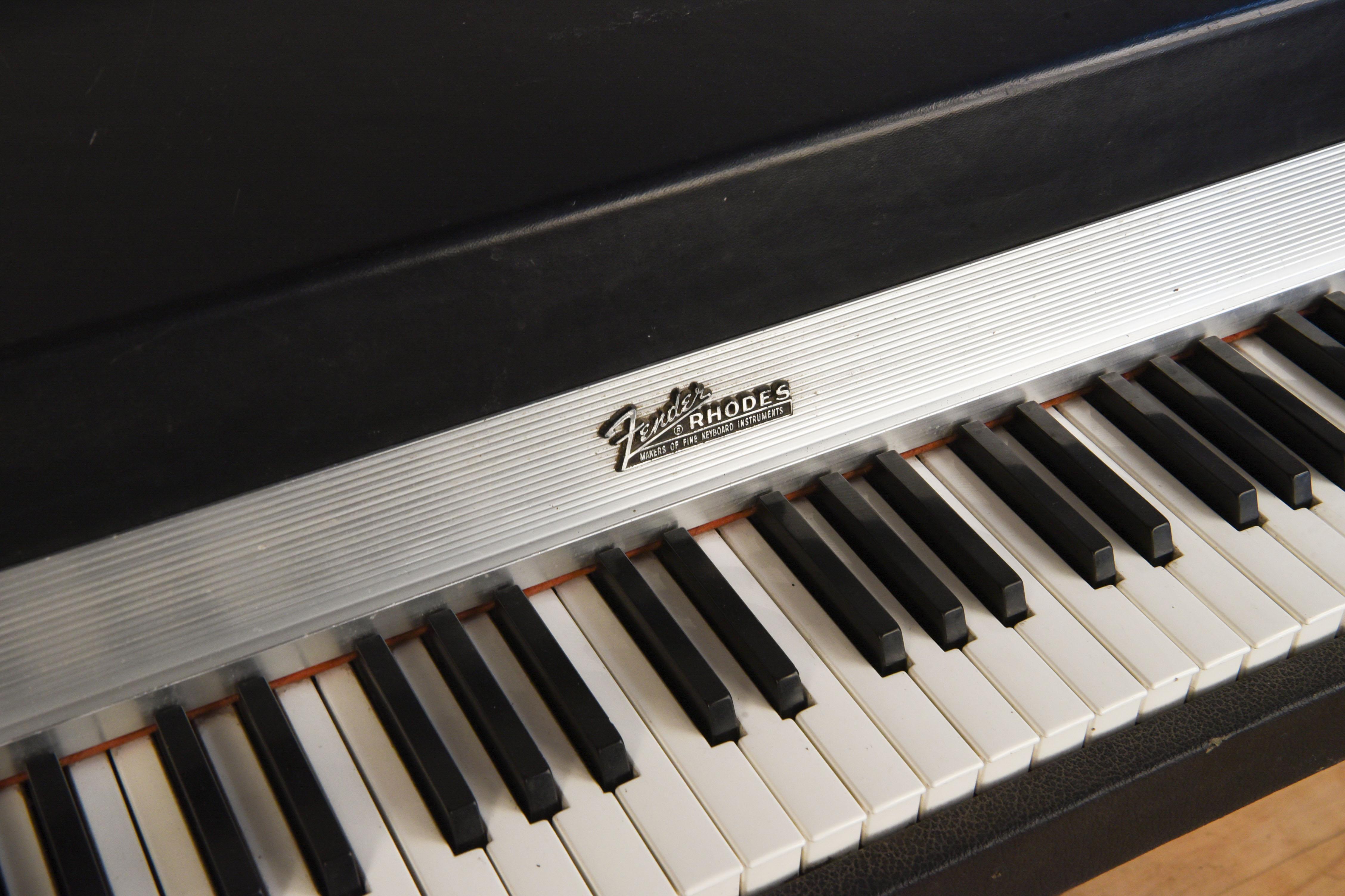 20ième siècle Huit-huit-huit pianos électriques Fender Rhodes