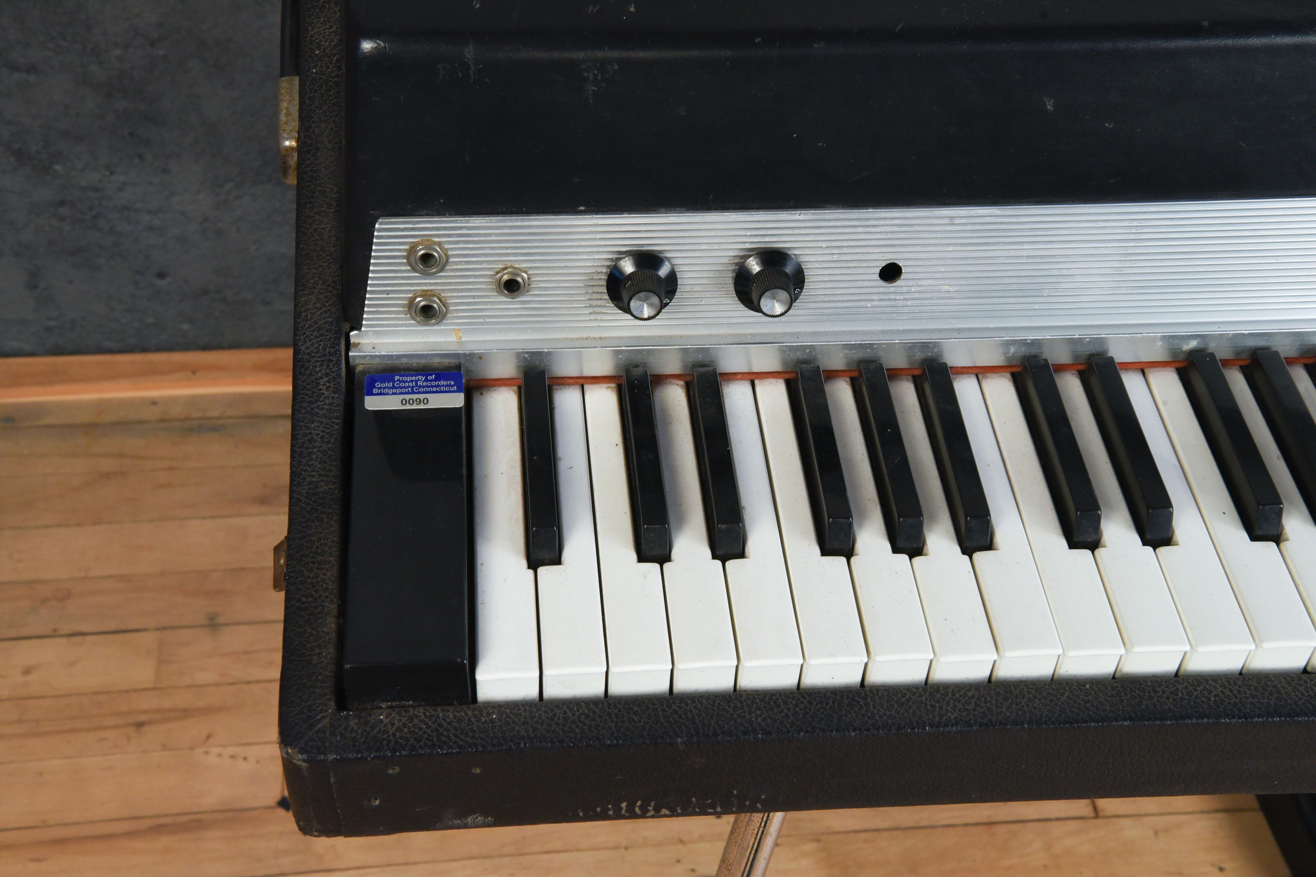 Huit-huit-huit pianos électriques Fender Rhodes 1