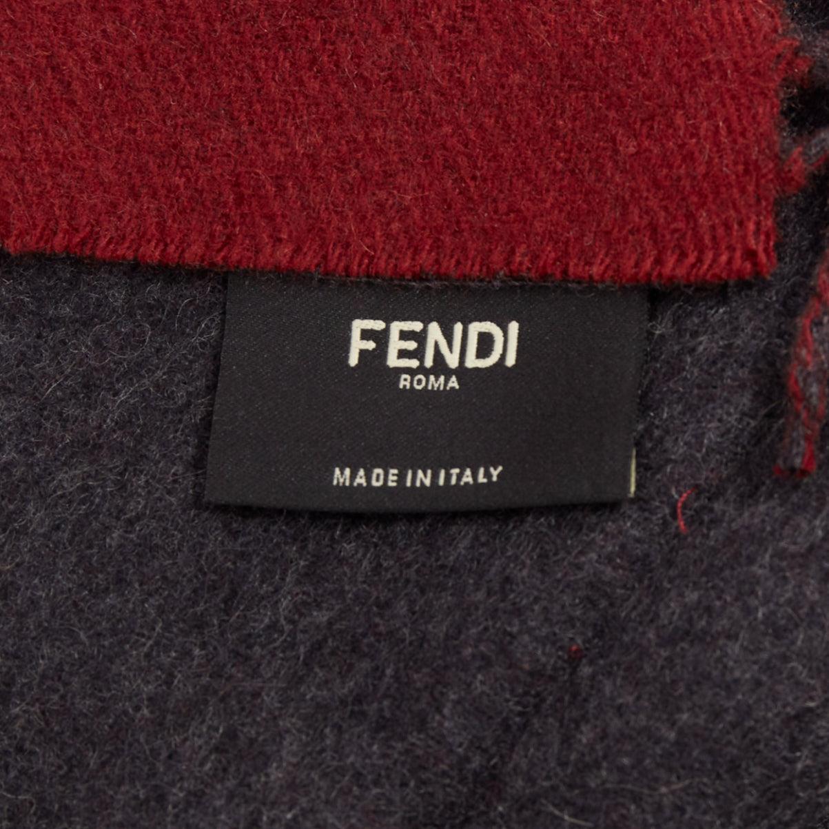 FENDI  100% cachemire bordeaux gris bicolore poche frangée écharpe longue en vente 3