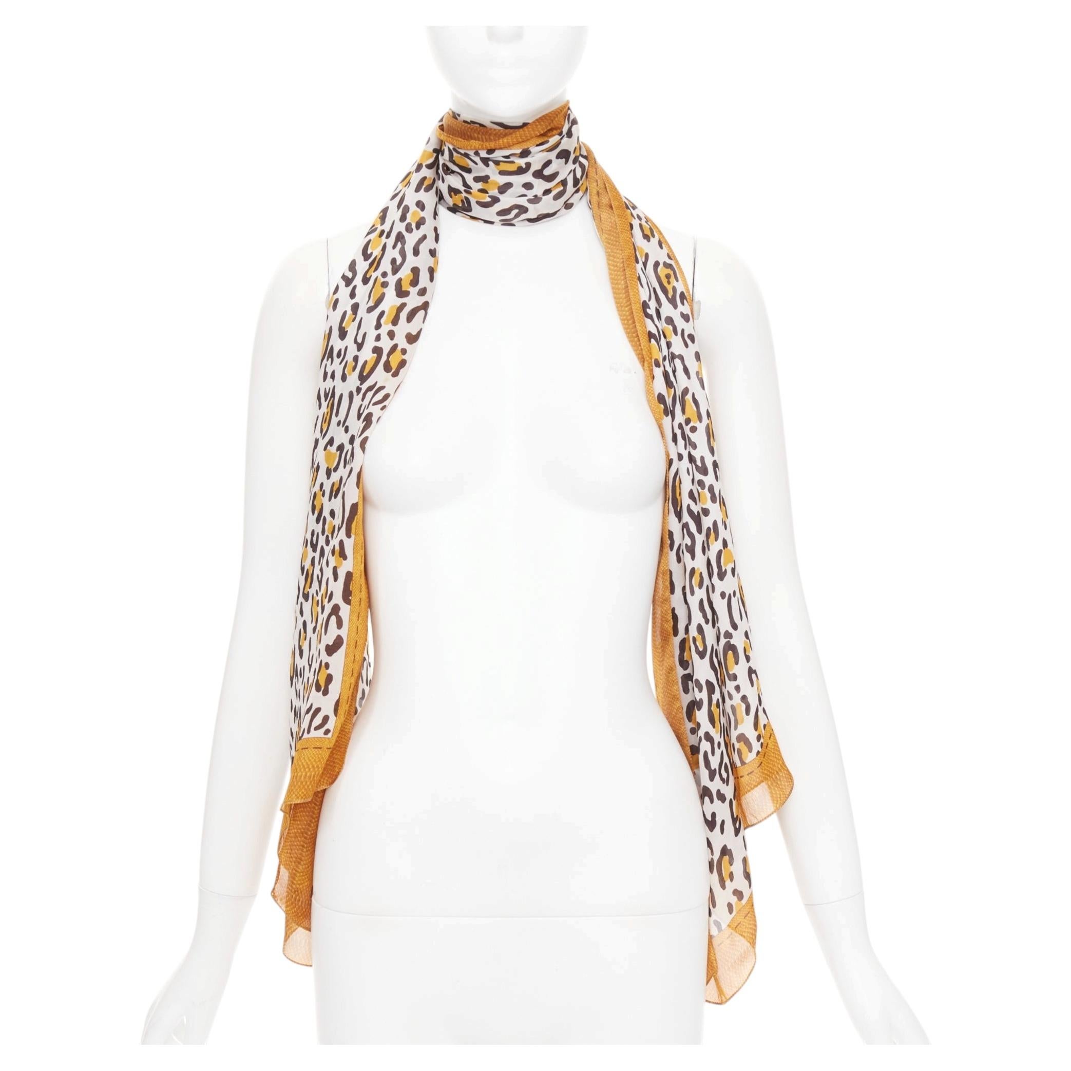 Fendi Sciarpa rettangolare lunga in seta al 100% con stampa leopardata marrone e bordo con logo