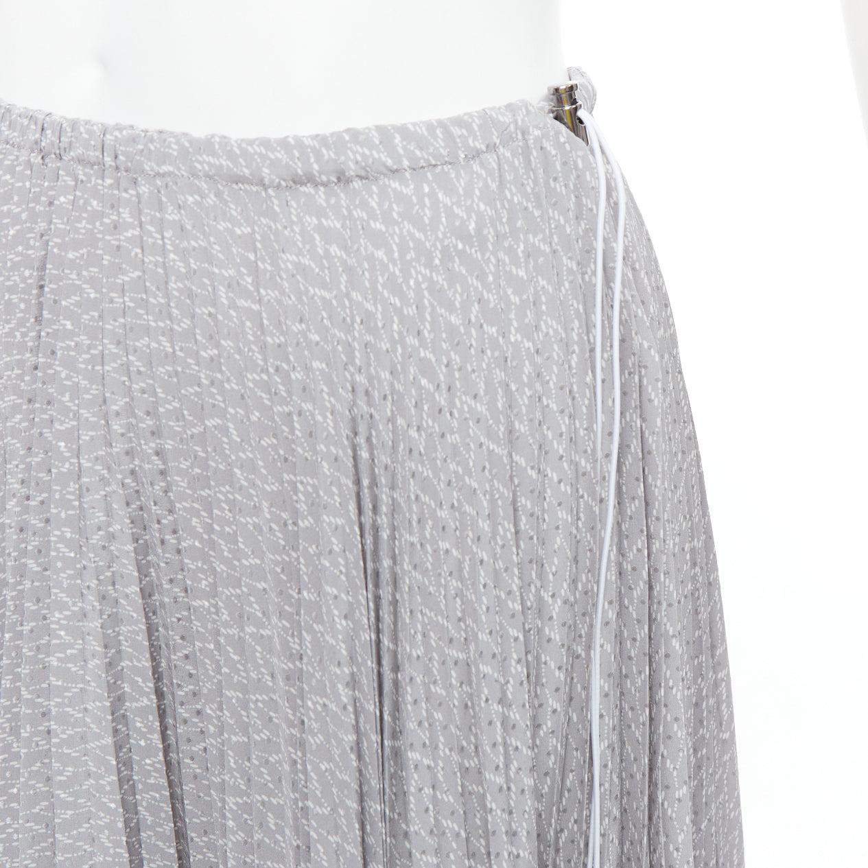 FENDI 100% silk grey pleated 3D polka dots drawstring midi skirt IT38 XS
Reference: KNLM/A00319
Brand: Fendi
Material: Silk
Color: Grey
Pattern: Polka Dot
Closure: Drawstring
Made in: Italy

CONDITION:
Condition: Excellent, this item was pre-owned