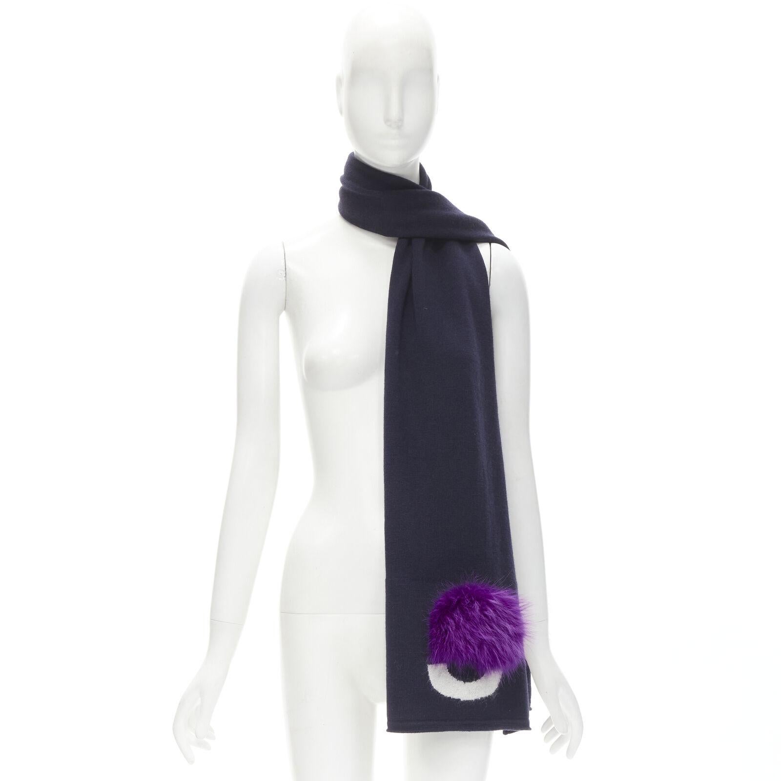 FENDI 100% Wolle marineblauer Schal mit Monsteraugen und lila Pelzbesatz im Angebot 5
