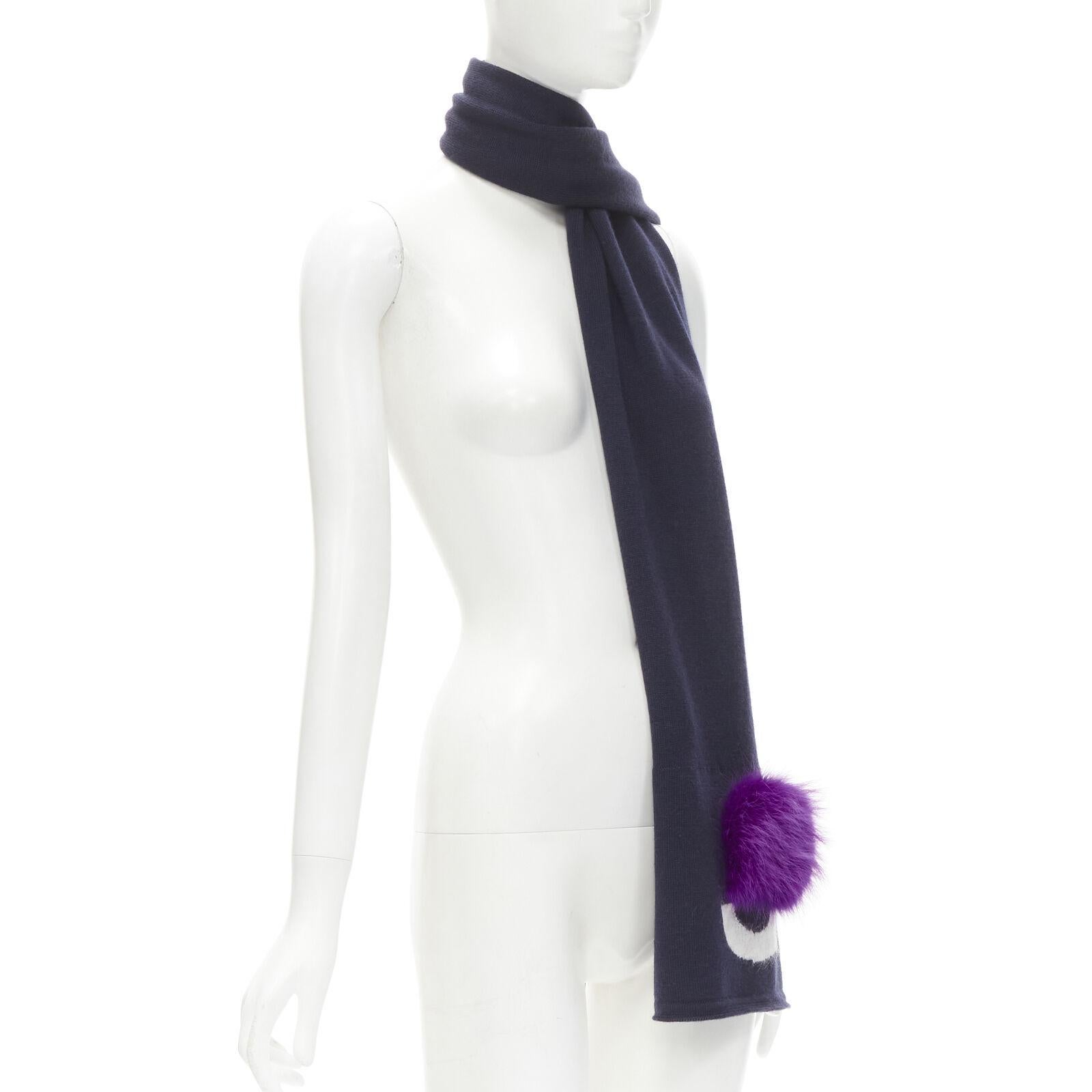 FENDI 100% Wolle marineblauer Schal mit Monsteraugen und lila Pelzbesatz (Grau) im Angebot