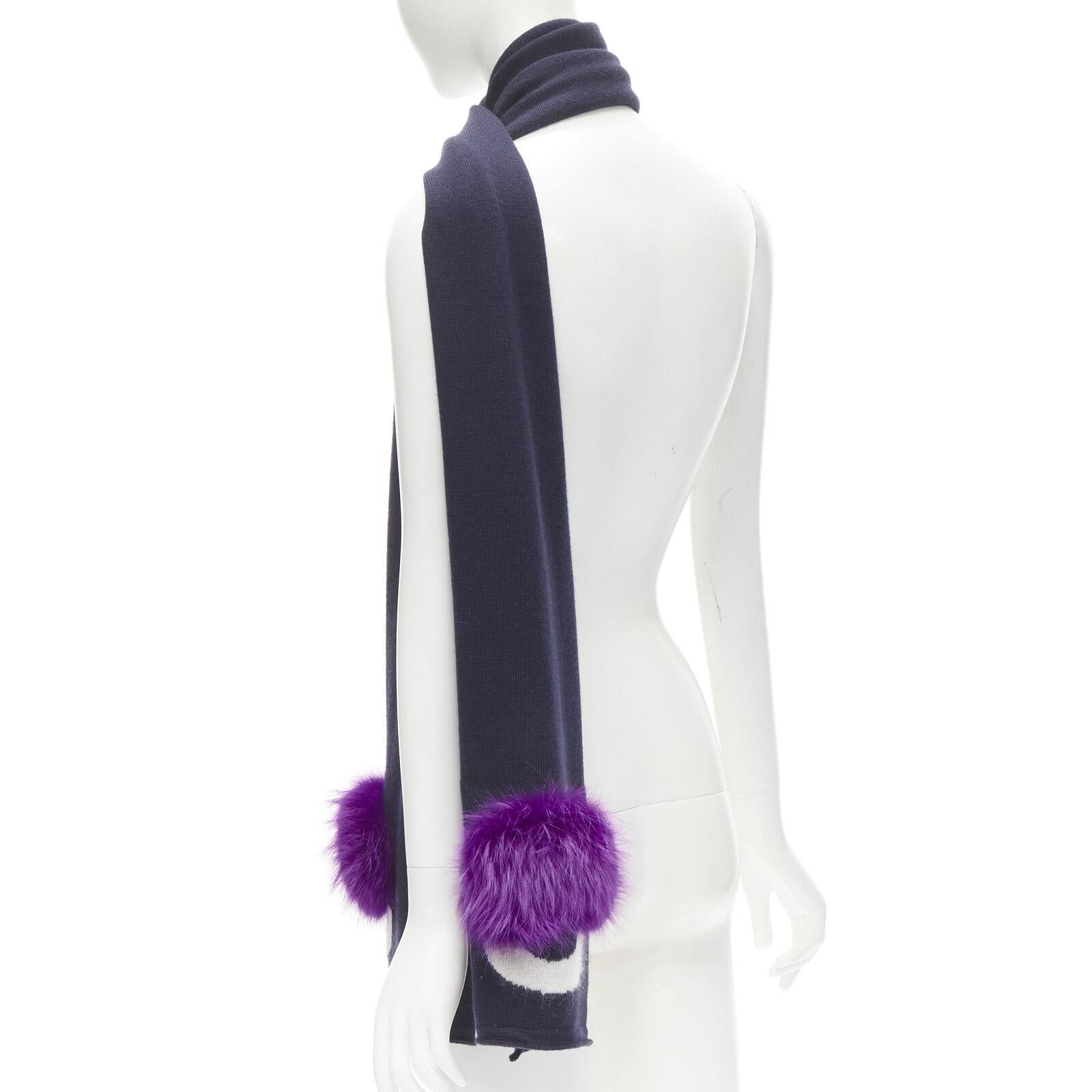 FENDI 100% Wolle marineblauer Schal mit Monsteraugen und lila Pelzbesatz Damen im Angebot