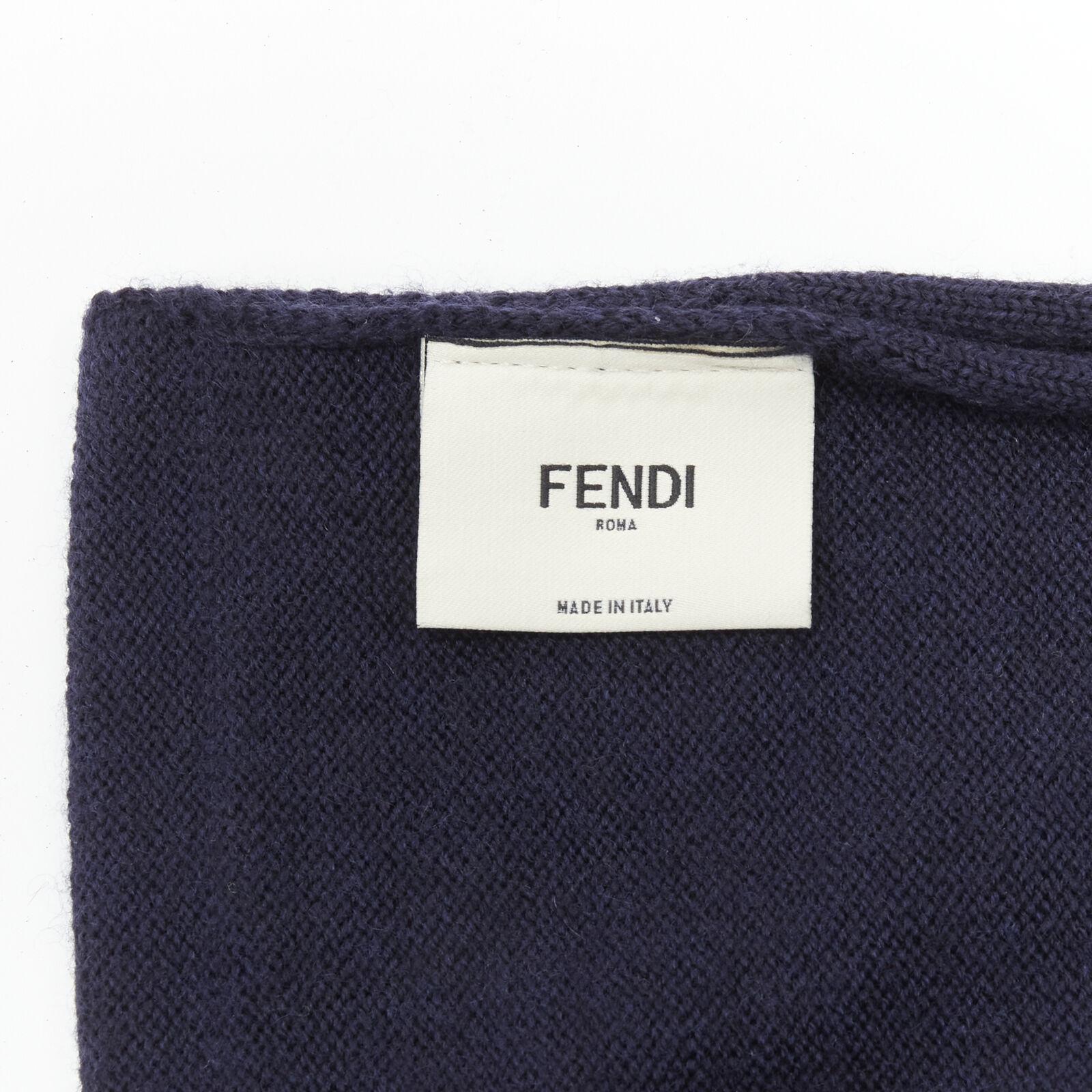 FENDI 100% Wolle marineblauer Schal mit Monsteraugen und lila Pelzbesatz im Angebot 4