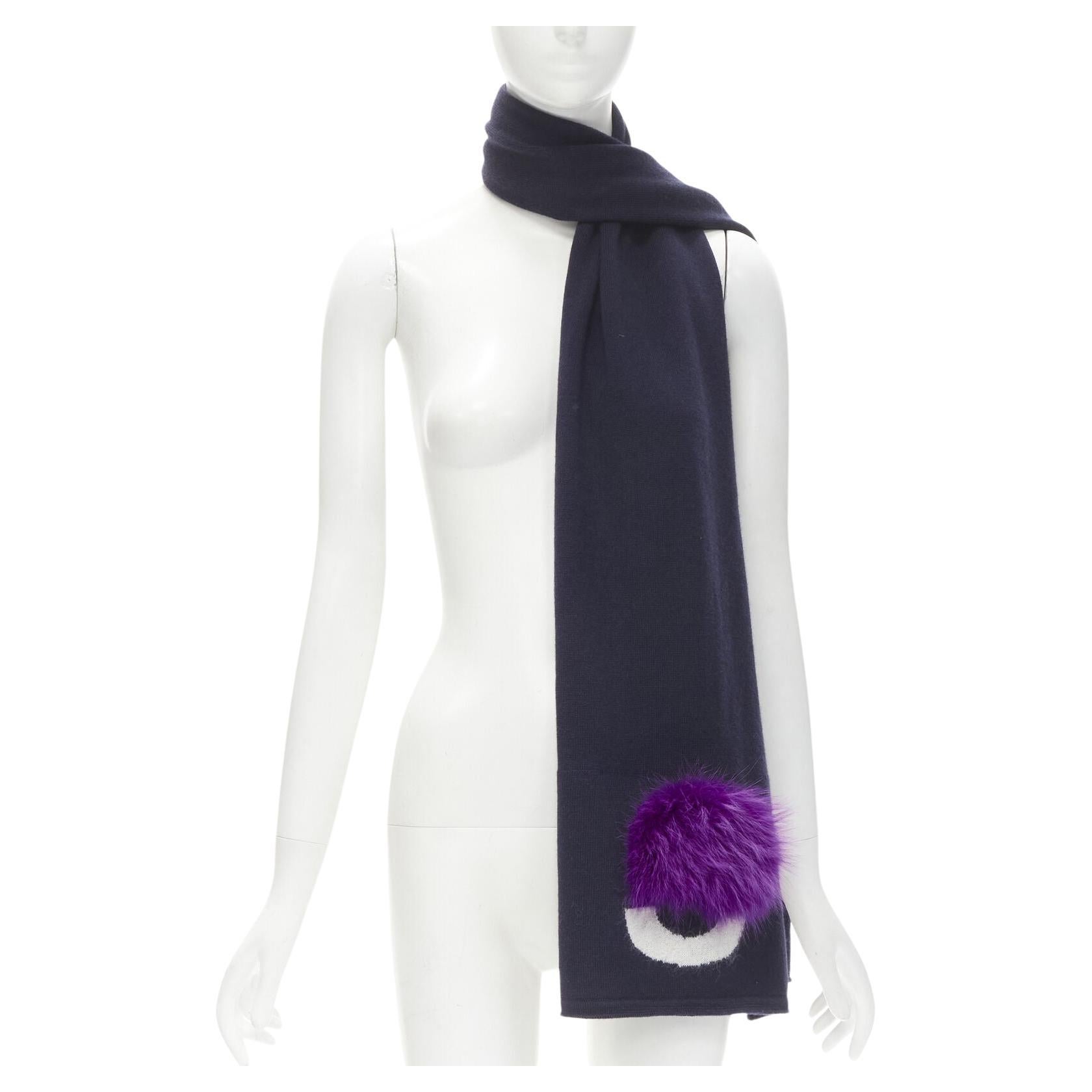 FENDI 100% Wolle marineblauer Schal mit Monsteraugen und lila Pelzbesatz im Angebot