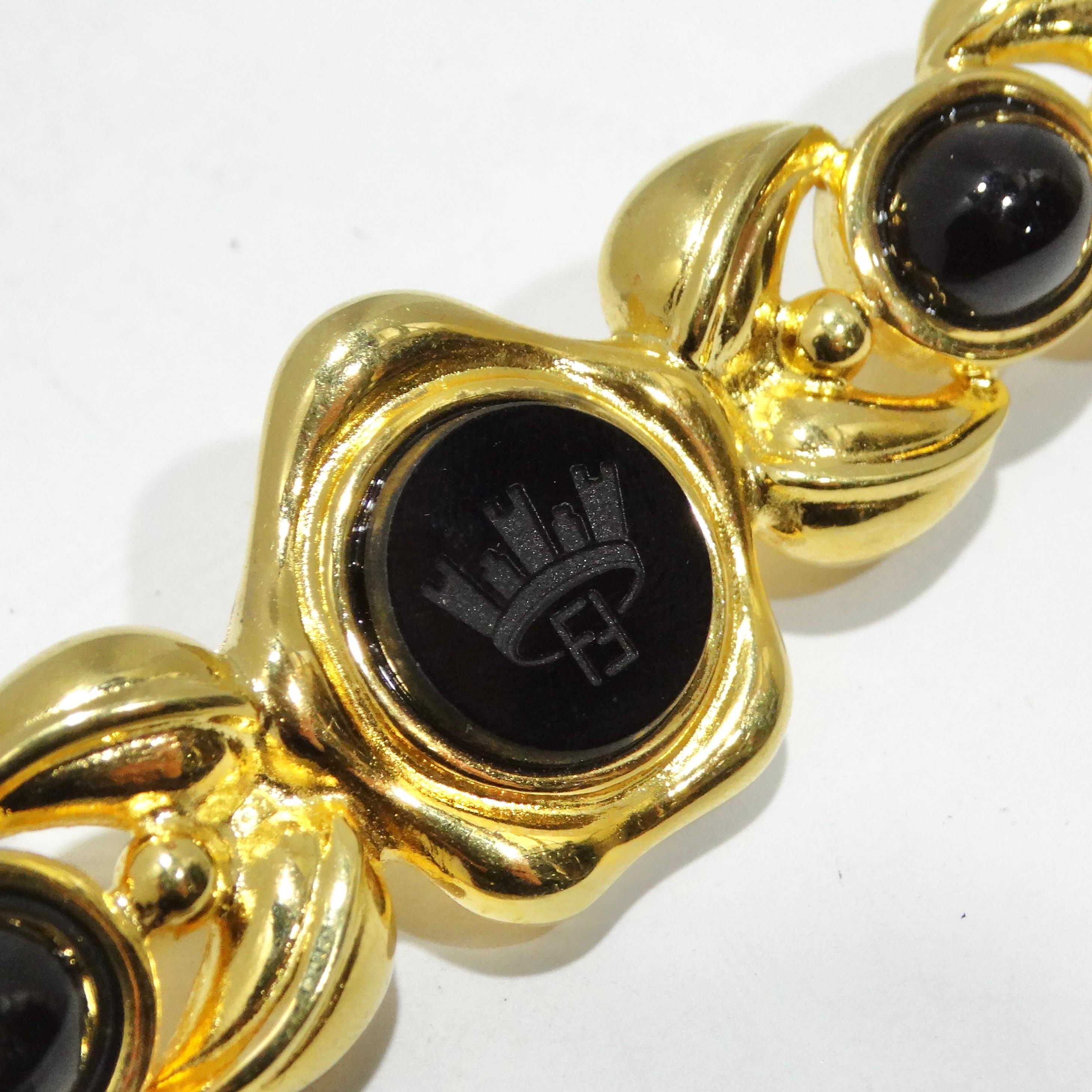 La broche en verre FF noir doré des années 1980 de Fendi est une pièce étonnante et polyvalente qui capture l'essence du style emblématique de Fendi. Cette broche n'est pas seulement un accessoire, c'est une œuvre d'art à porter, réalisée en or