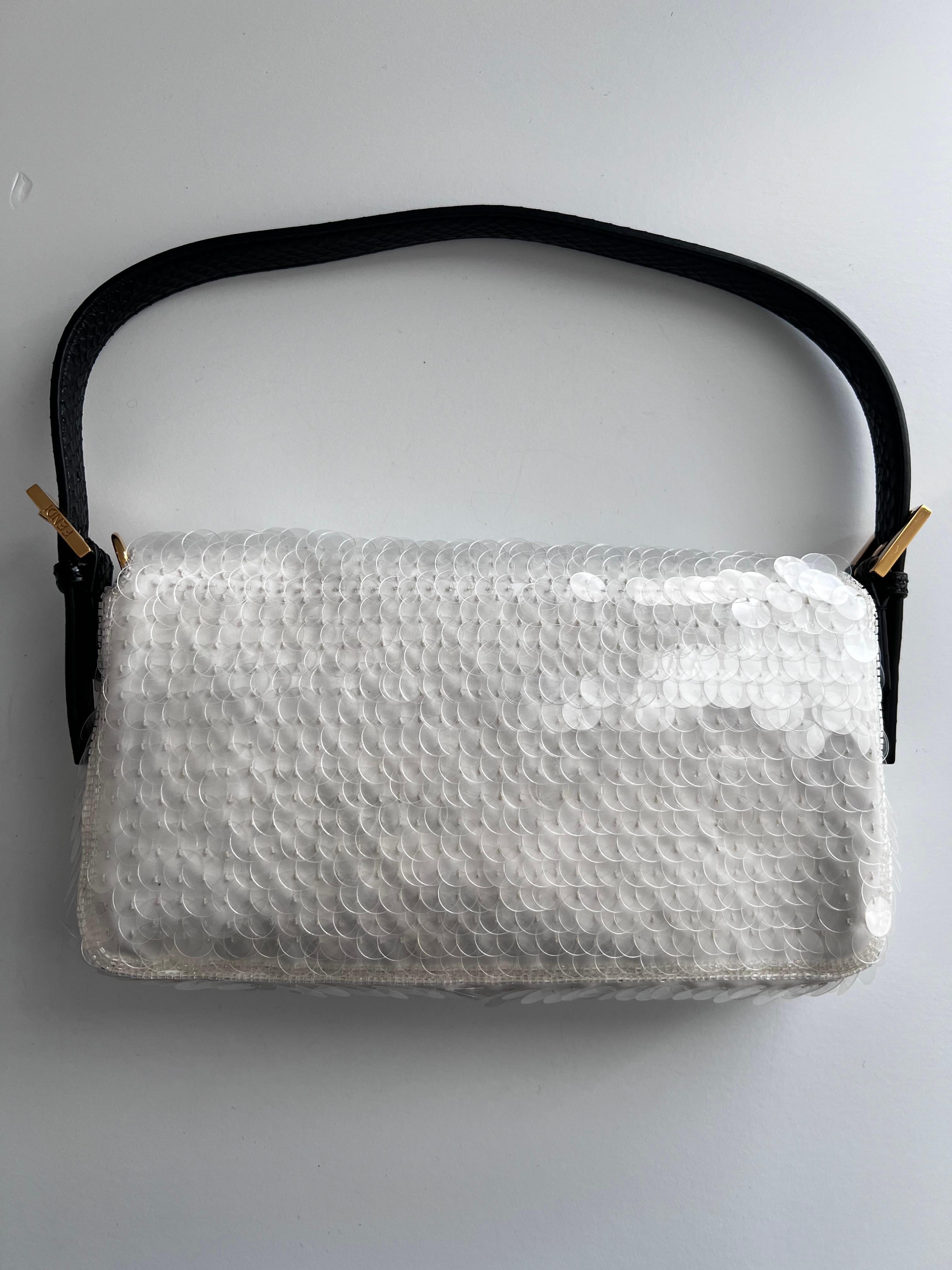 Very rare white sequin FENDI baguette
A classic and timeless piece
Very good condition
No noticeable stains or flaws
Clean interior and exterior 
