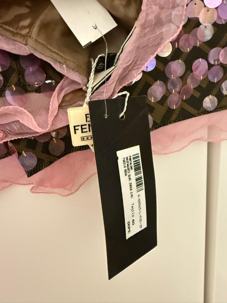 Fendi por Karl Lagerfeld
SS00
Vintage
Volantes de lentejuelas y seda rosa con el clásico estampado Zucca marrón de la marca como fondo
Estos están enganchados a mi maniquí
Cremallera lateral
Talla IT40 
(consulta mis otros anuncios para las tallas