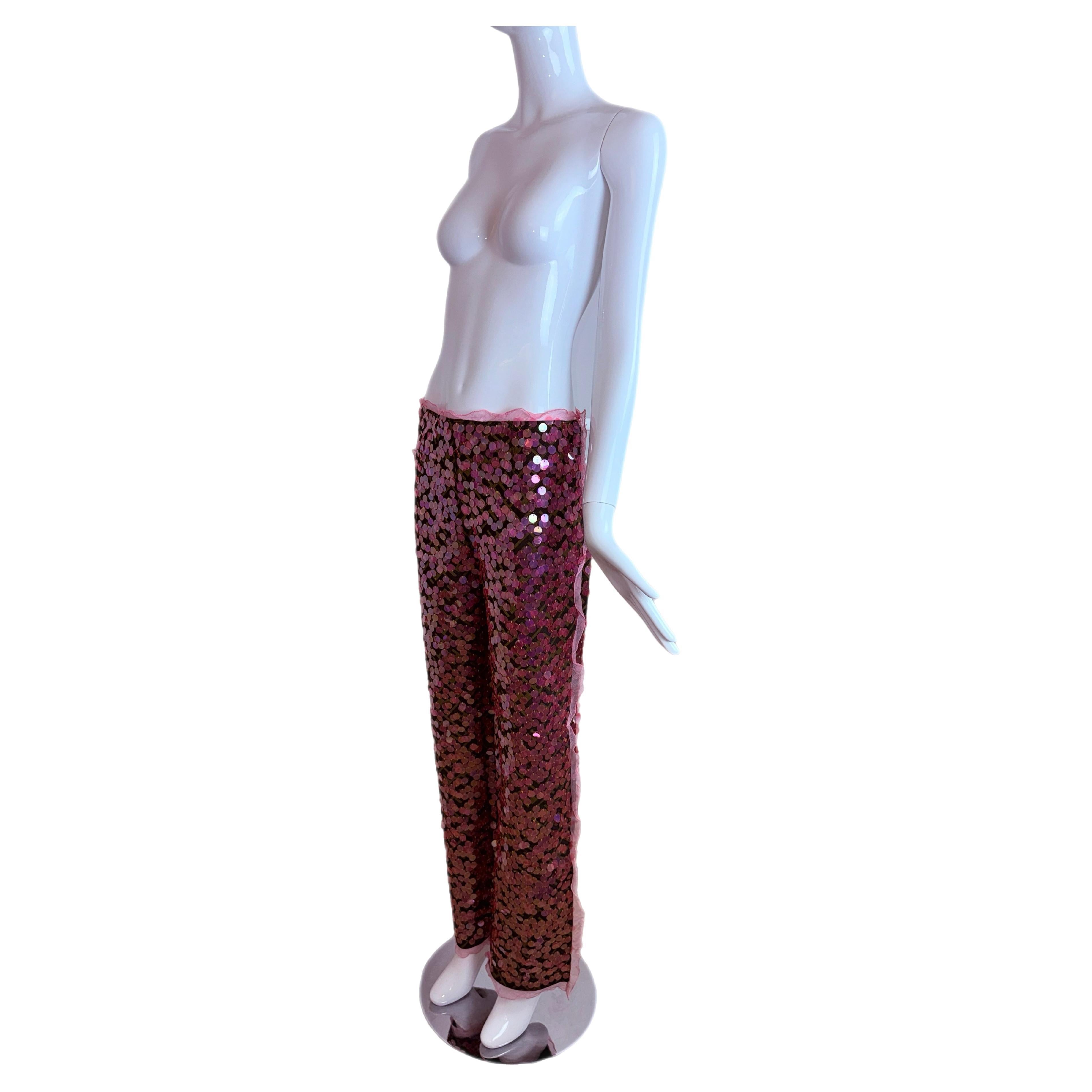 Fendi by Karl Lagerfeld
SS00
Vintage
Ruches in paillettes rosa e seta con la classica stampa Zucca marrone del marchio come sfondo
Queste sono applicate al mio manichino
Cerniera laterale
Taglia IT44
Non indossato, privo di difetti
Misure in pollici