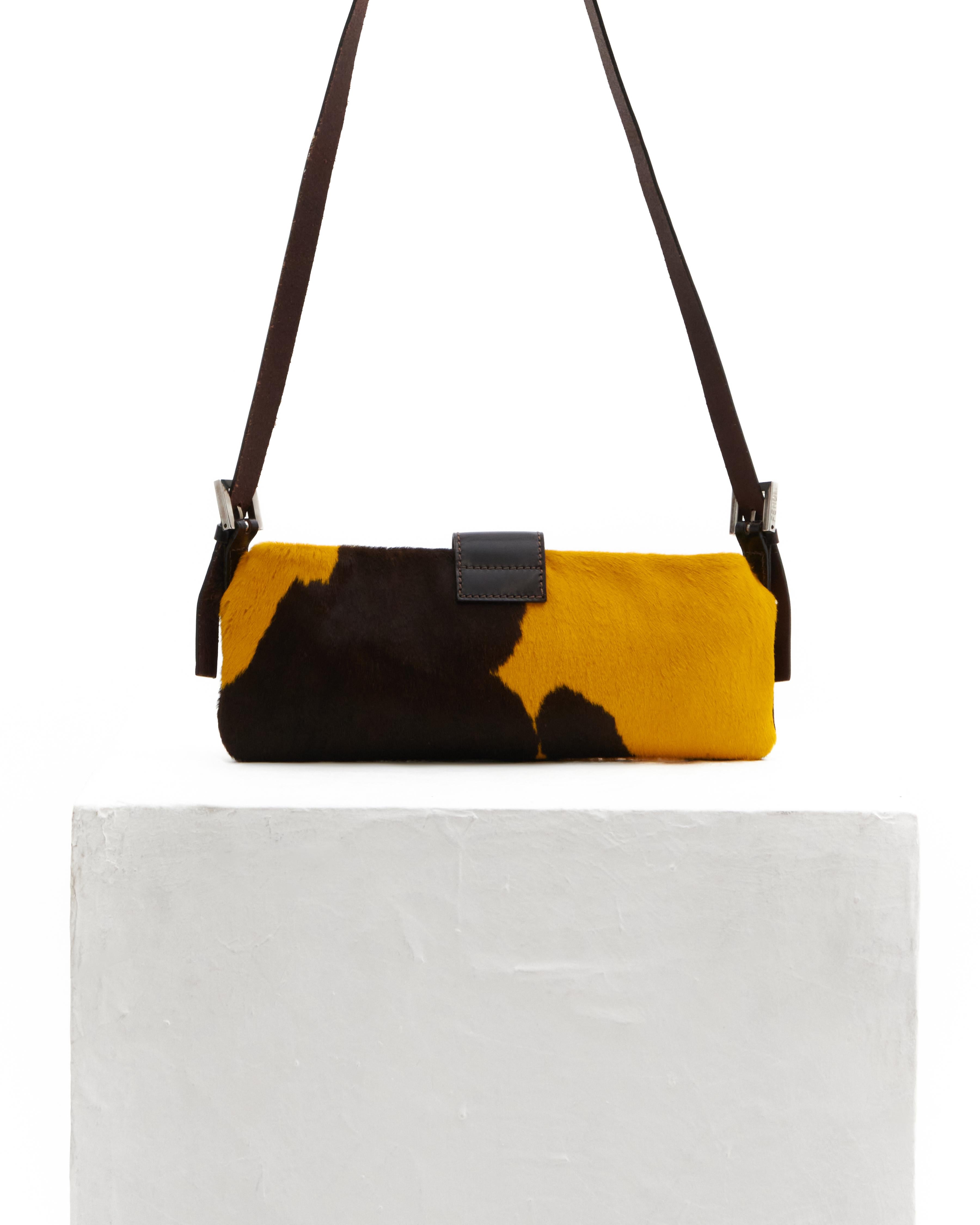 - Diseñado por Karl Lagerfeld
- Vendido por Skof.Archive 
- De la colección 2000
- Este bolso presenta un cuerpo de pelo de poni y herrajes plateados y tonales
- Una sola correa plana para el hombro
- Cierre delantero de solapa con logotipo en pelo