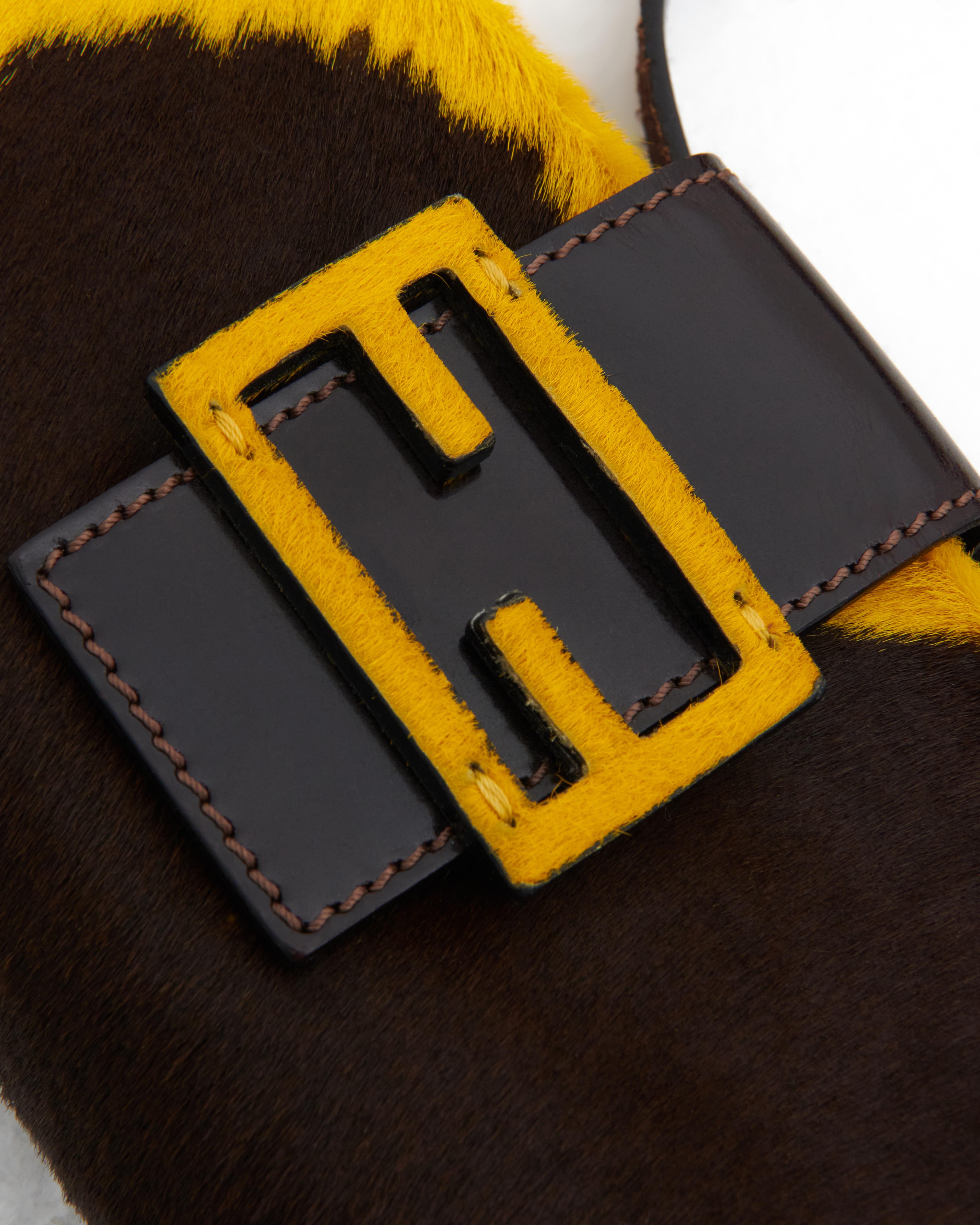 De las mujeres Bolso cruzado Fendi 2000s Piel de becerro estampada en amarillo y marrón en venta