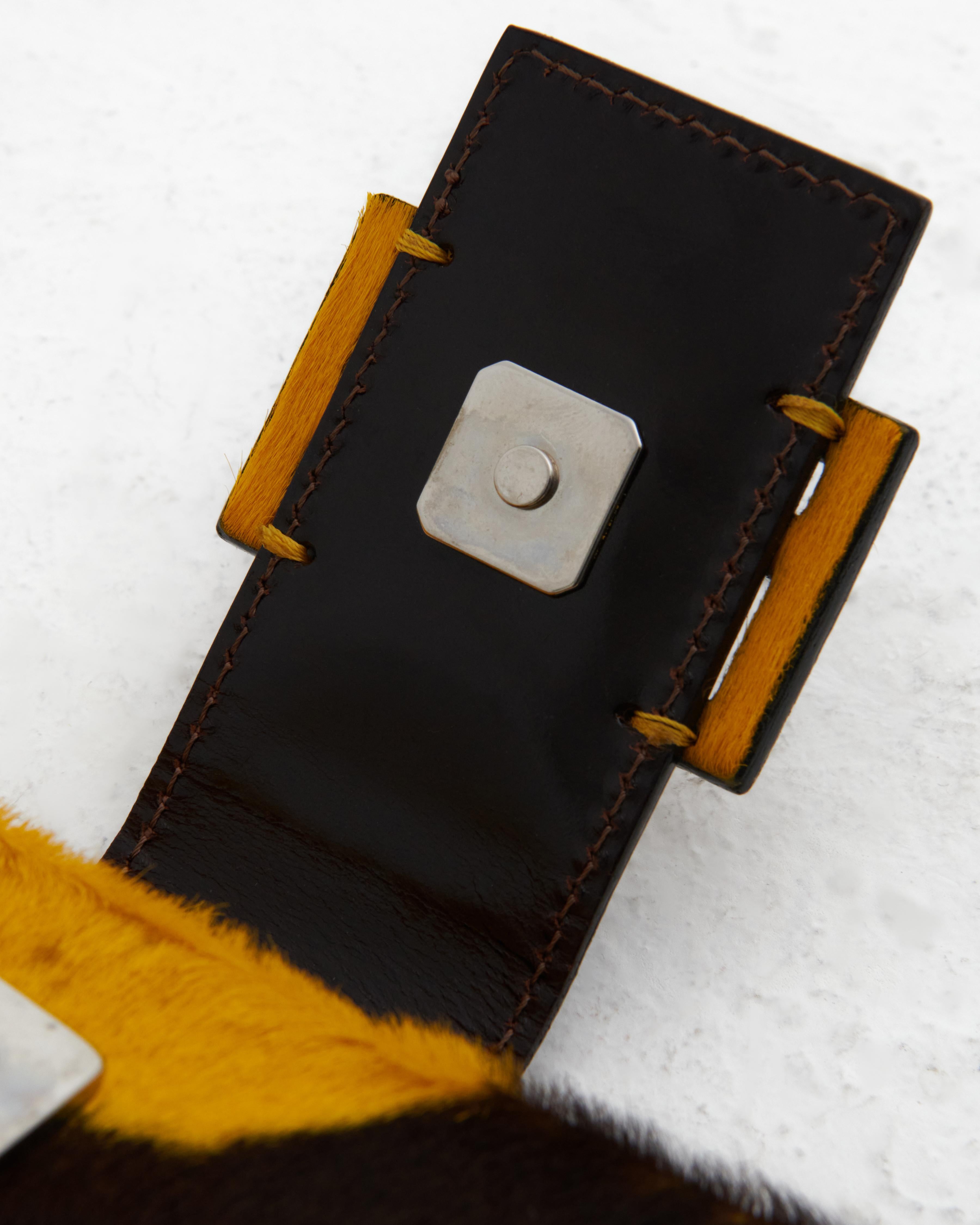 Bolso cruzado Fendi 2000s Piel de becerro estampada en amarillo y marrón en venta 4