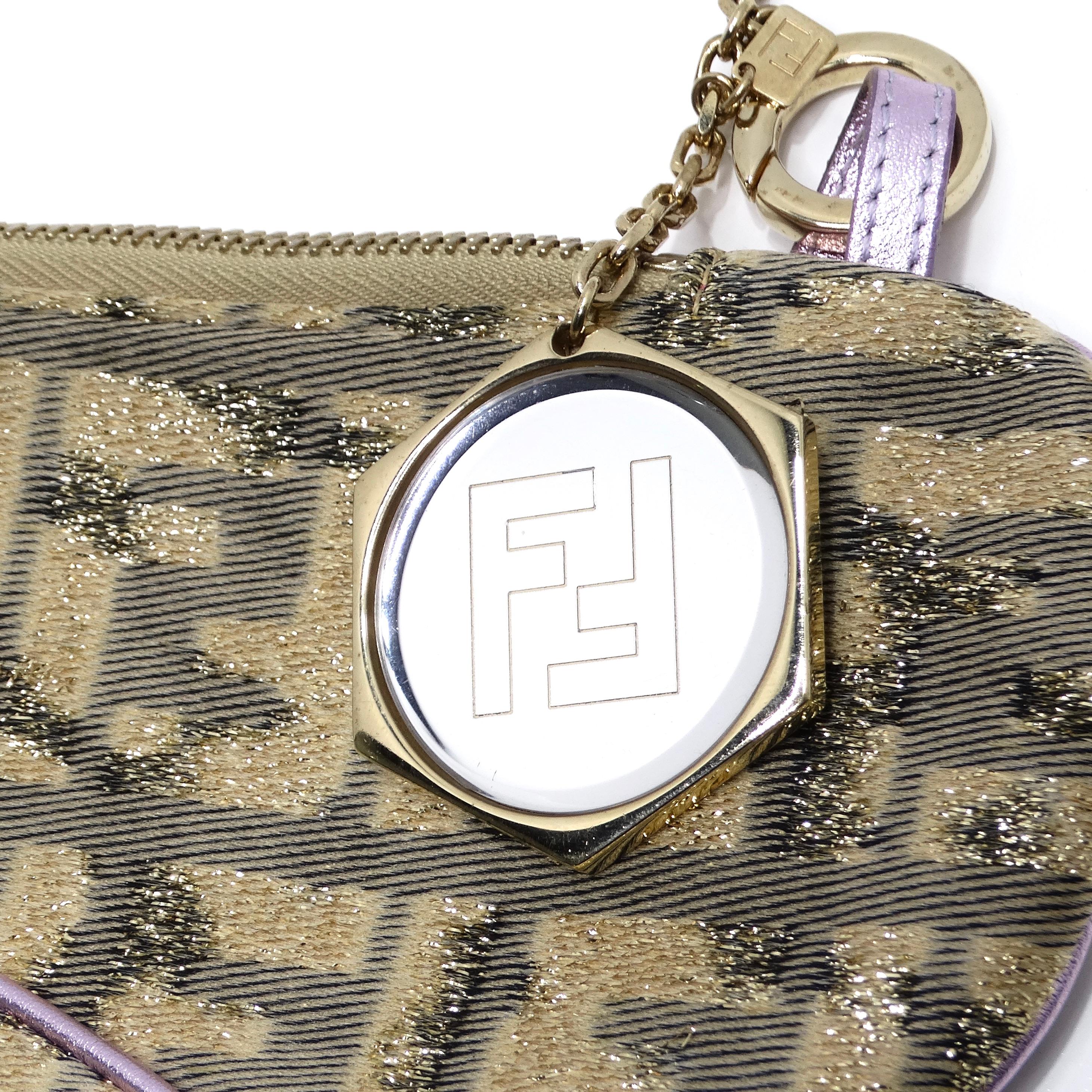 Wir präsentieren die Fendi 2002 Gold Lilac Zucca Monogram Micro Handtasche, eine fesselnde und verspielte Kreation, die Luxus und Raffinesse ausstrahlt. Diese mit viel Liebe zum Detail gefertigte Mini-Schultertasche in limitierter Auflage ist ein