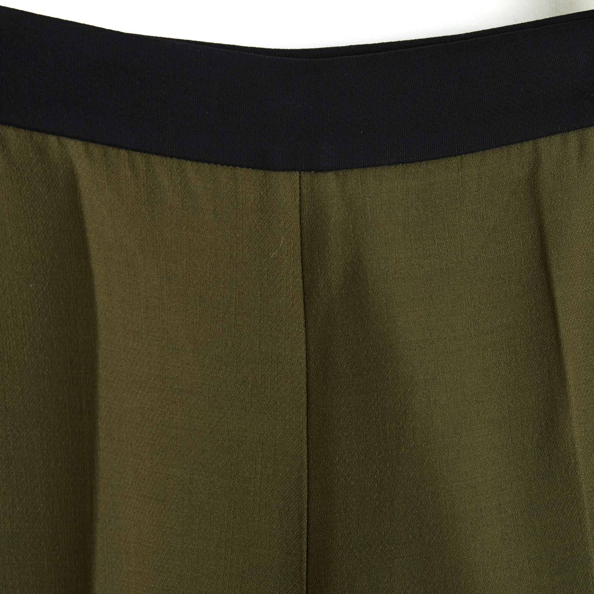 Fendi SS2012 collection trousers by Karl Lagerfeld in dark green wool and silk twill, trumpet shape (or short flare), high waist in contrasting black crepe, zip and hook fastening on the side. Size 40IT or 36FR, international S or US27: waist 36 cm,