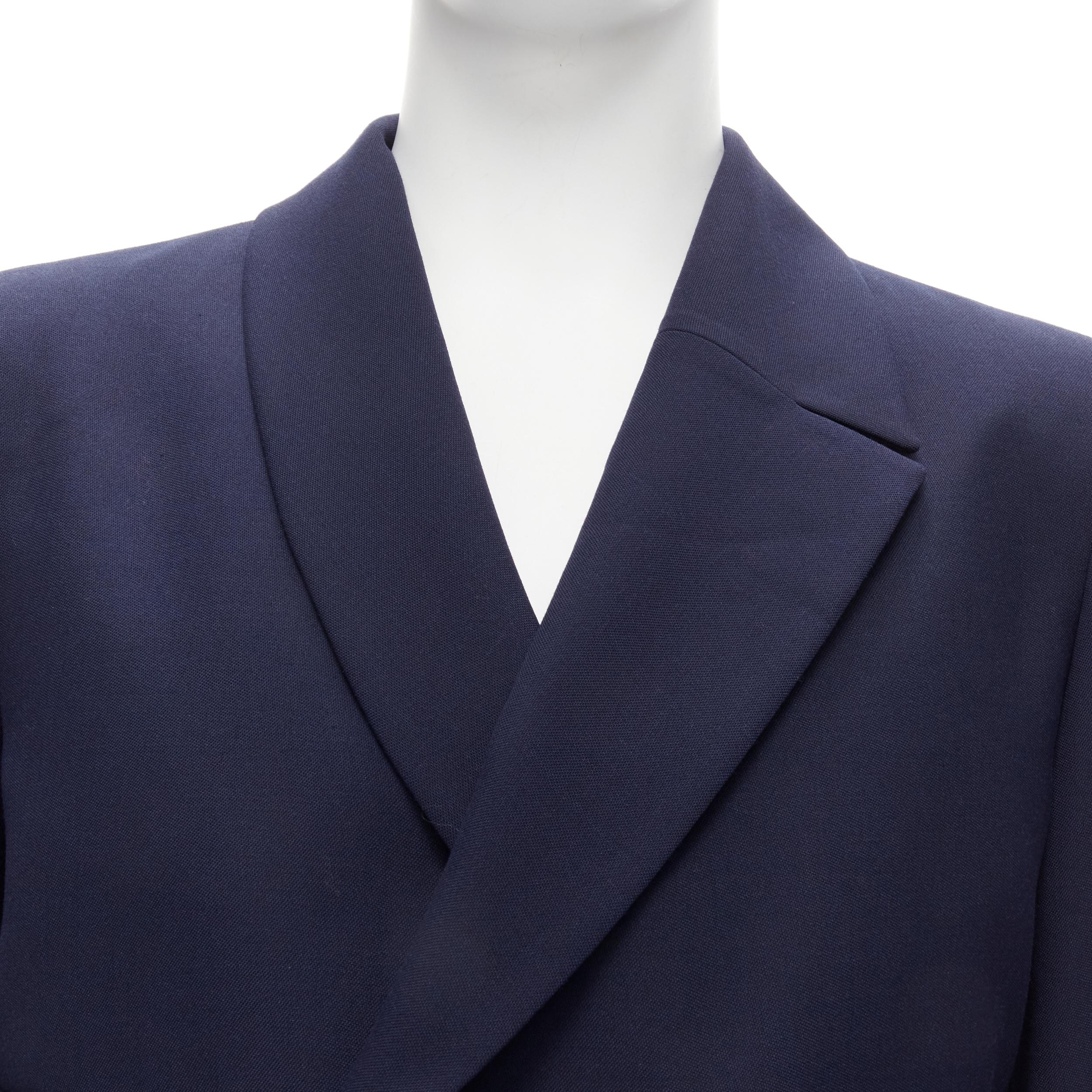 FENDI 2019 Laufsteg Marineblauer asymmetrischer doppelreihiger Blazer in Kurzform IT48 M
Referenz: CNLE/A00187
Marke: Fendi
Designer: Kim Jones
Collection: 2019 - Laufsteg
MATERIAL: Polyester, Schurwolle
Farbe: Marineblau
Muster: Solide
Verschluss: