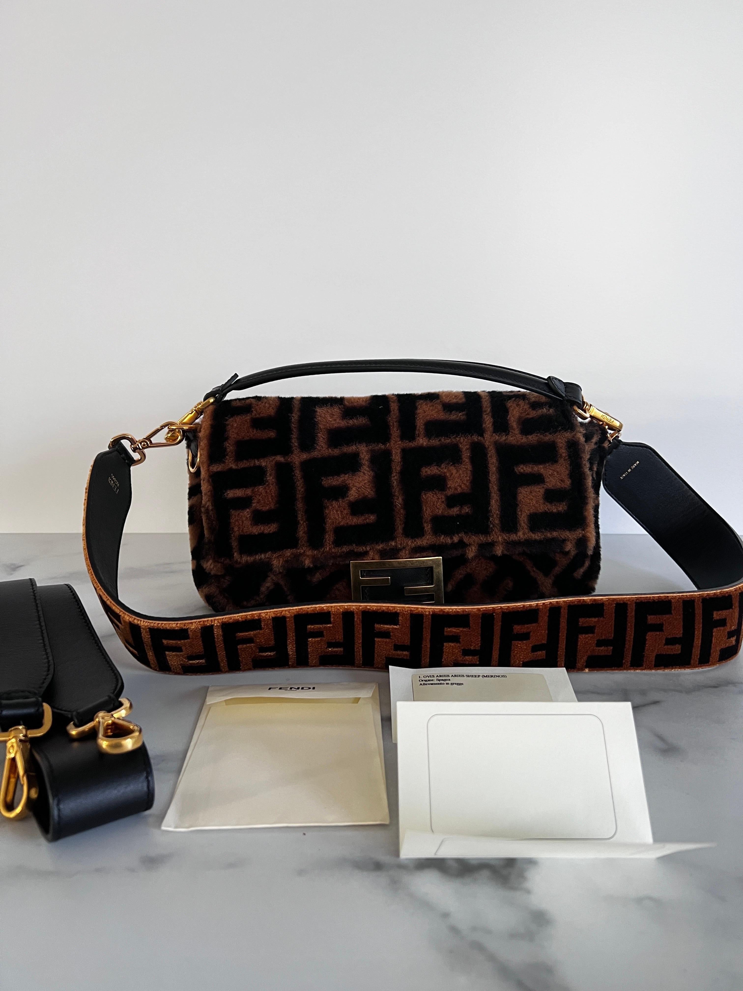 FENDI 2020 Brown Shearling Double F Baguette with Brown Velvet Double F Long Strap
DESCRIPTION
Fendi Shoulder Bag
From the 2020 Collection
Brown Shearling
Double F print
Gold-Tone Hardware
Leather Trim
Flat Handle & Single Shoulder Strap
Leather