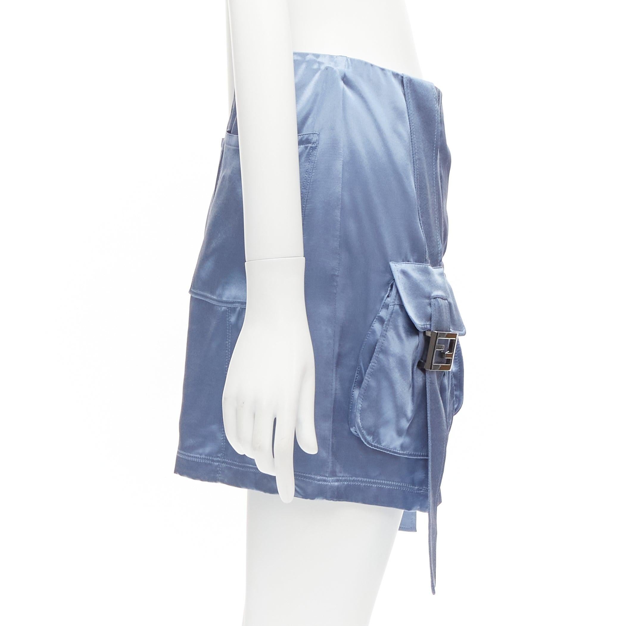 FENDI 2023 Laufsteg Baguette-Taschenrock aus blauem Satin mit FF-Schnalle und Frachttaschenanzug IT38 XS im Zustand „Gut“ im Angebot in Hong Kong, NT