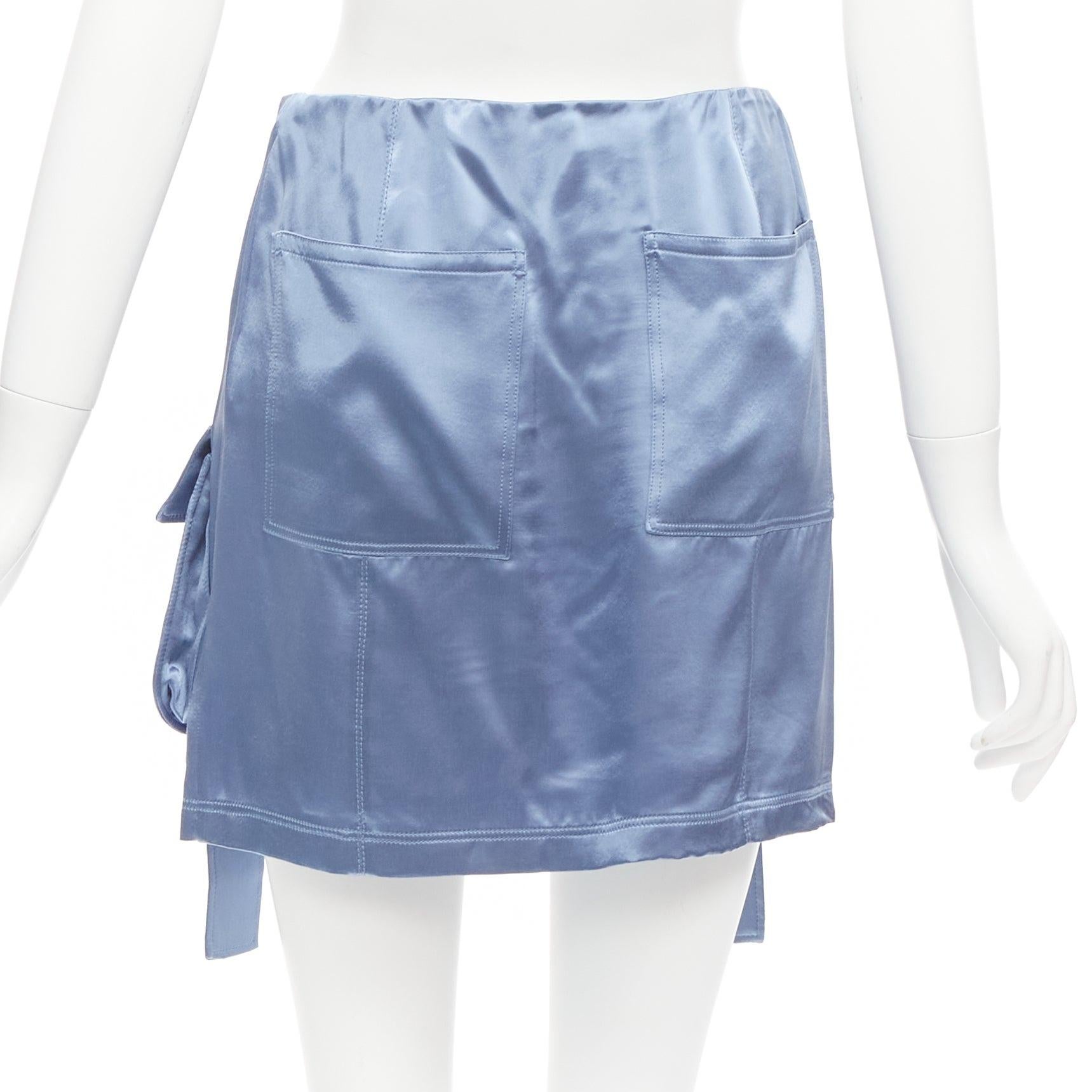 FENDI 2023 Laufsteg Baguette-Taschenrock aus blauem Satin mit FF-Schnalle und Frachttaschenanzug IT38 XS Damen im Angebot