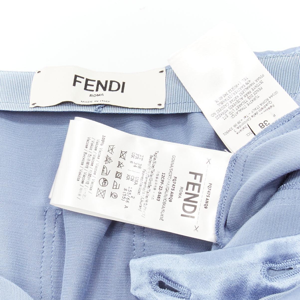 FENDI 2023 Laufsteg Baguette-Taschenrock aus blauem Satin mit FF-Schnalle und Frachttaschenanzug IT38 XS im Angebot 3