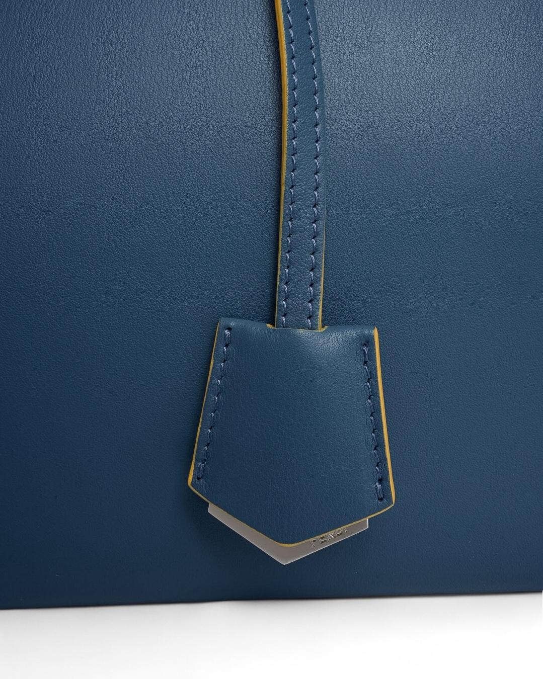 Sac de créateur Fendi, modèle 3 Jours en taille moyenne, en cuir lisse bleu céruléen avec des accessoires argentés. Doté d'une fermeture intérieure à glissière, d'une doublure en cuir ton sur ton et de poches pratiques, il est assez spacieux. Équipé