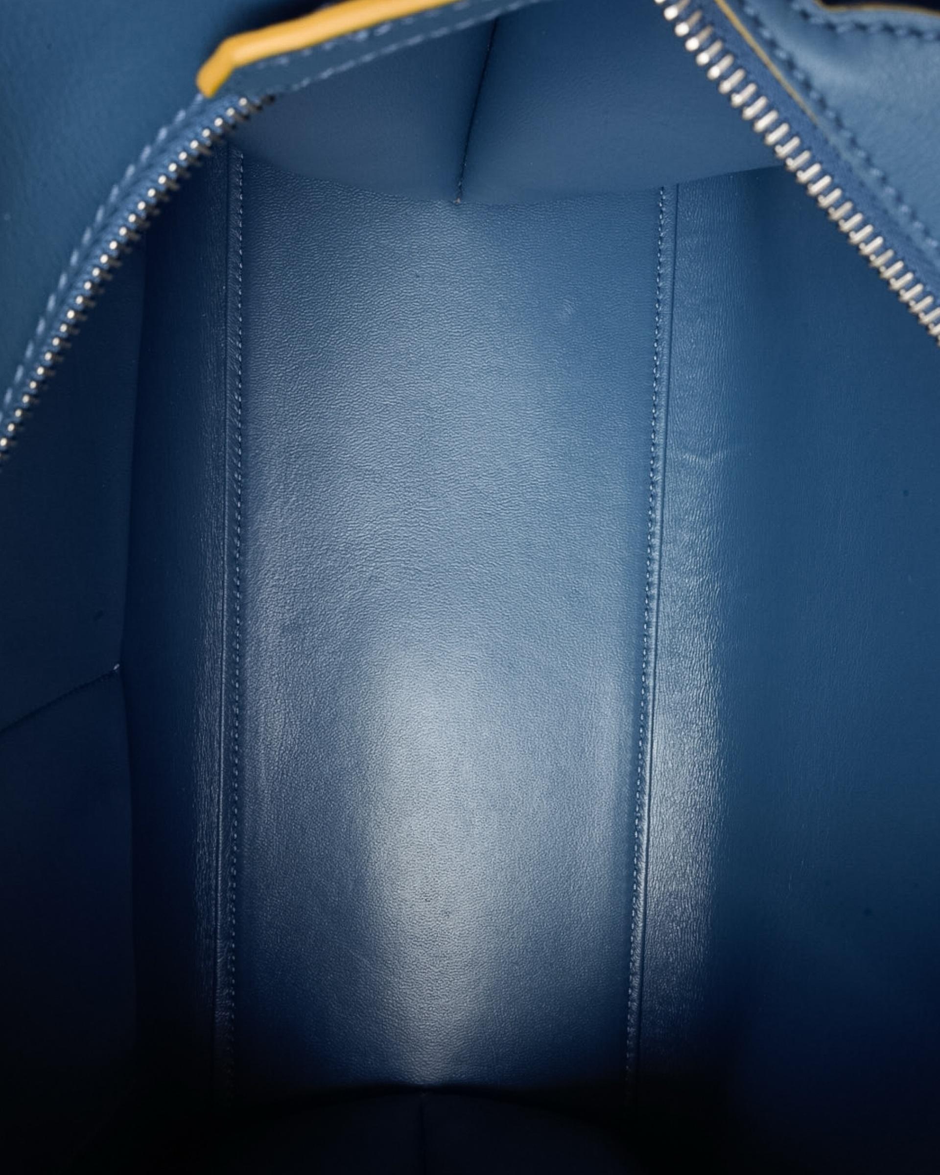 Fendi 3 Jours Medium Bleu céruléen Bon état - En vente à Torre Del Greco, IT