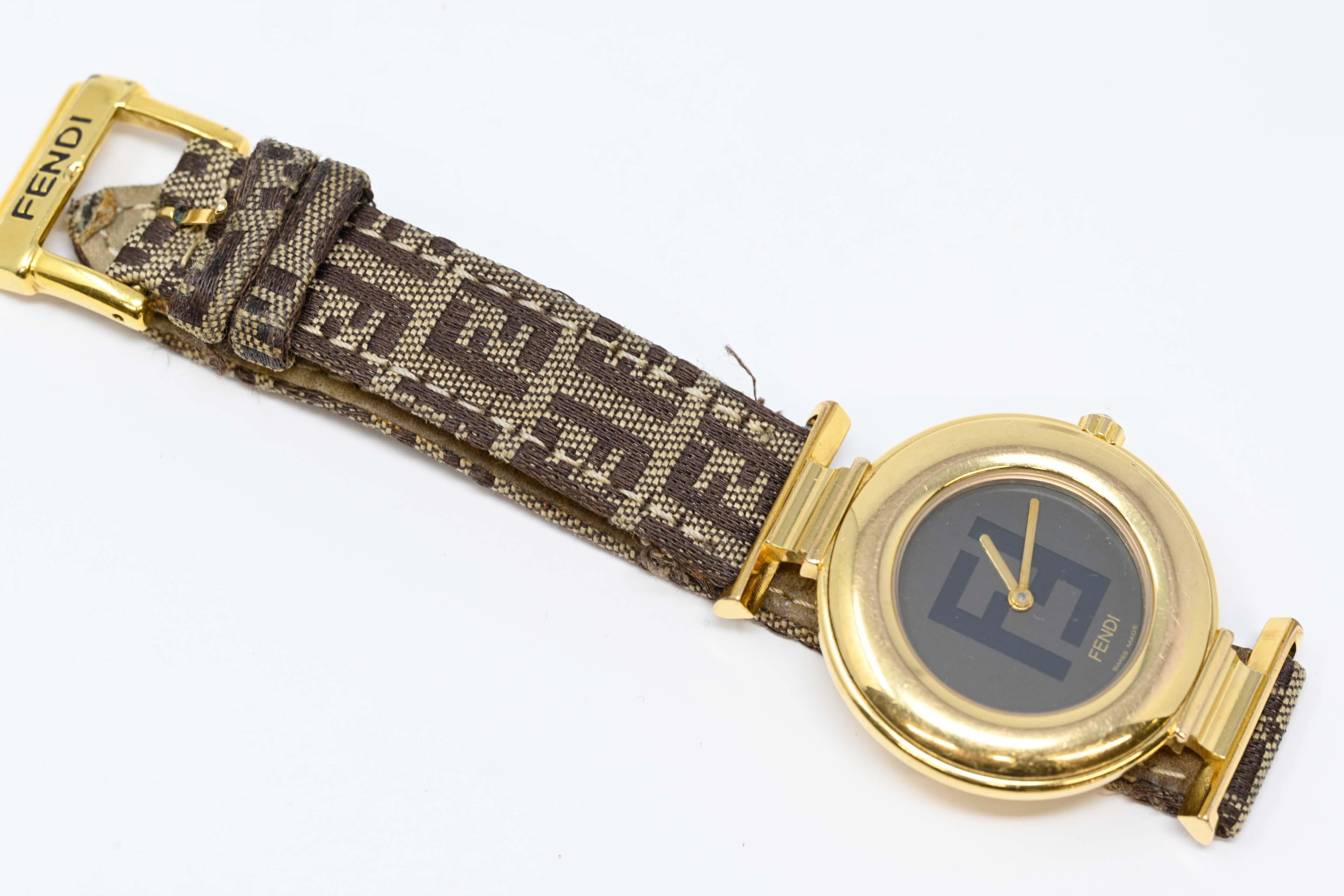 Fendi 320G Damenuhr Monogram Zifferblatt/Band Quarzwerk, goldfarbenes Gehäuse. Das Gehäuse misst 21,5 mm, hergestellt in der Schweiz um 1990. Verschleiß am Originalband sichtbar.