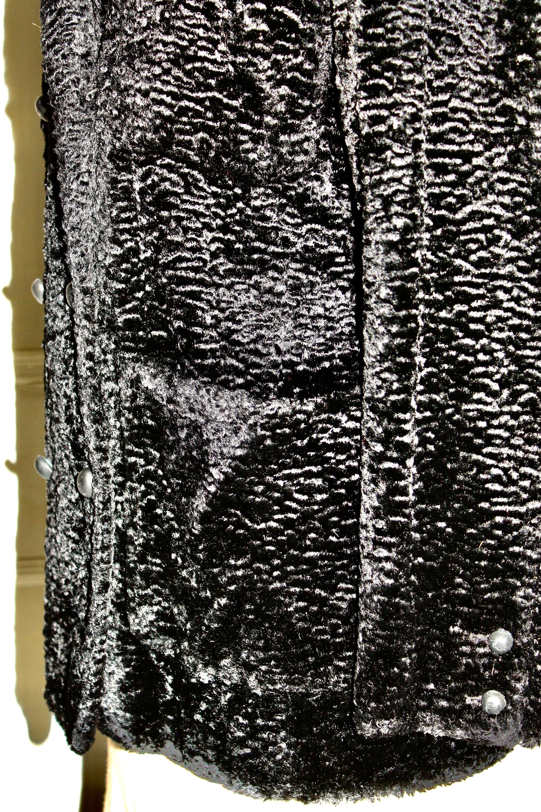 Fendi 365 Karl Lagerfeld Schwarzer Kurzer Mantel aus Kunstgewebe Astrakhan  im Angebot 10