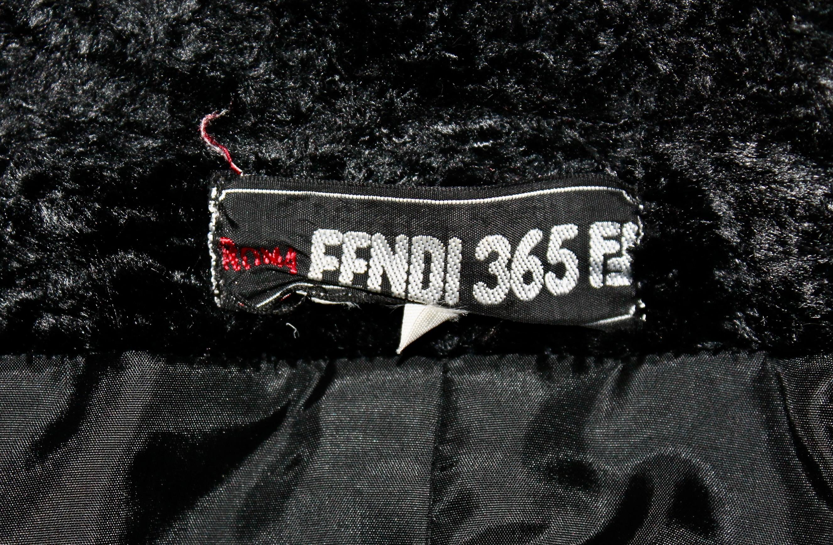 Fendi 365 Karl Lagerfeld Schwarzer Kurzer Mantel aus Kunstgewebe Astrakhan  im Angebot 11