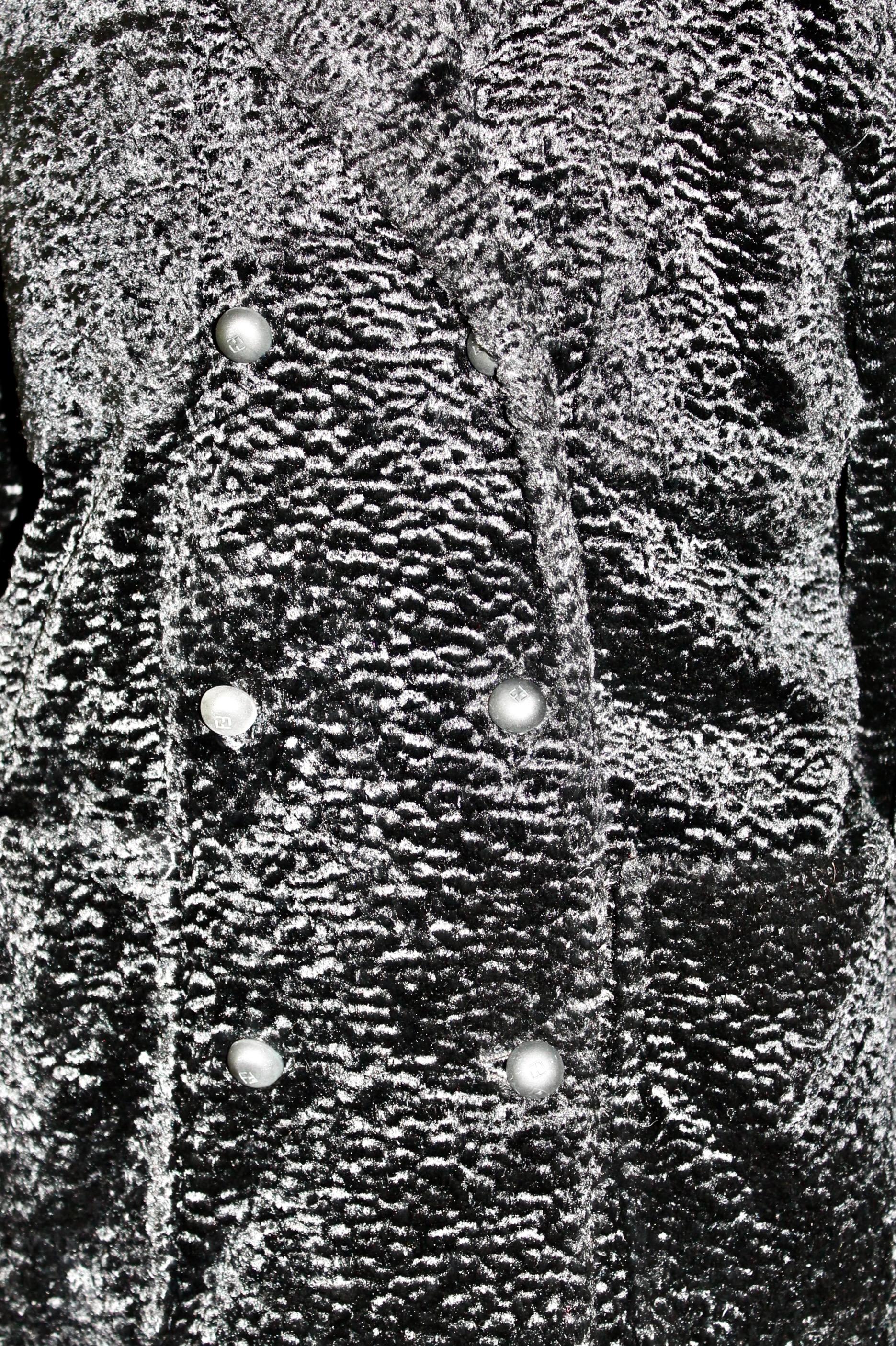Fendi 365 Karl Lagerfeld Schwarzer Kurzer Mantel aus Kunstgewebe Astrakhan  im Angebot 13